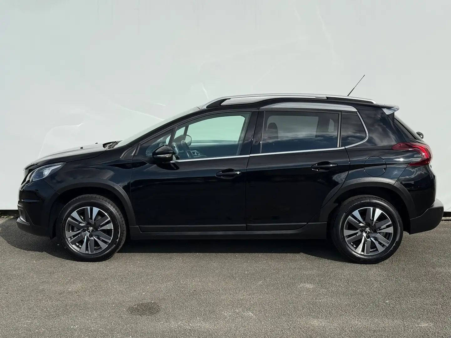 Peugeot 2008 1.2 PureTech Allure Sportvelgen | Dakrails | LED | Zwart - 2