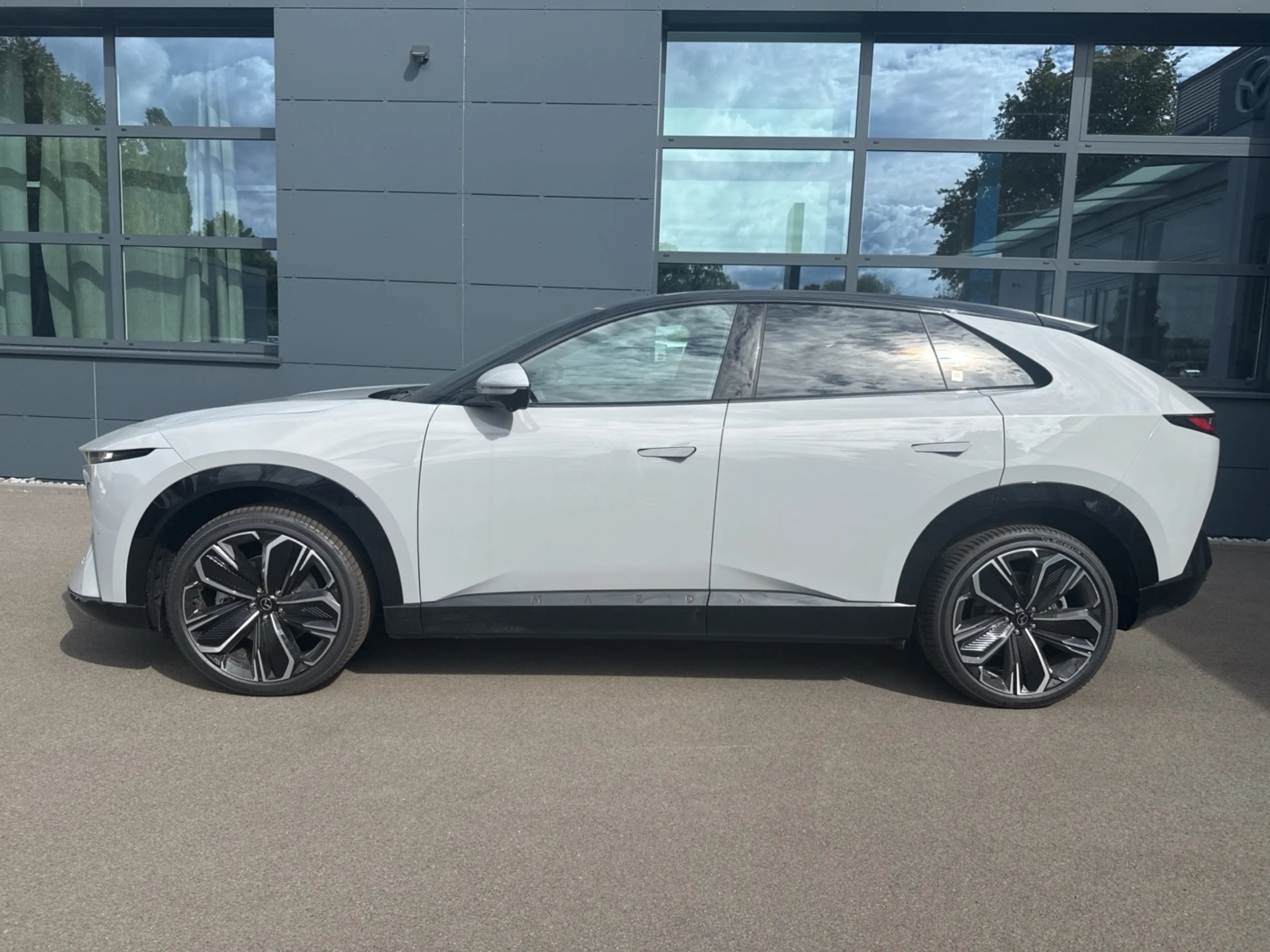 Mazda CX-6e Takumi 21 Zoll Metallic 258 **SOFORT** — photo 2