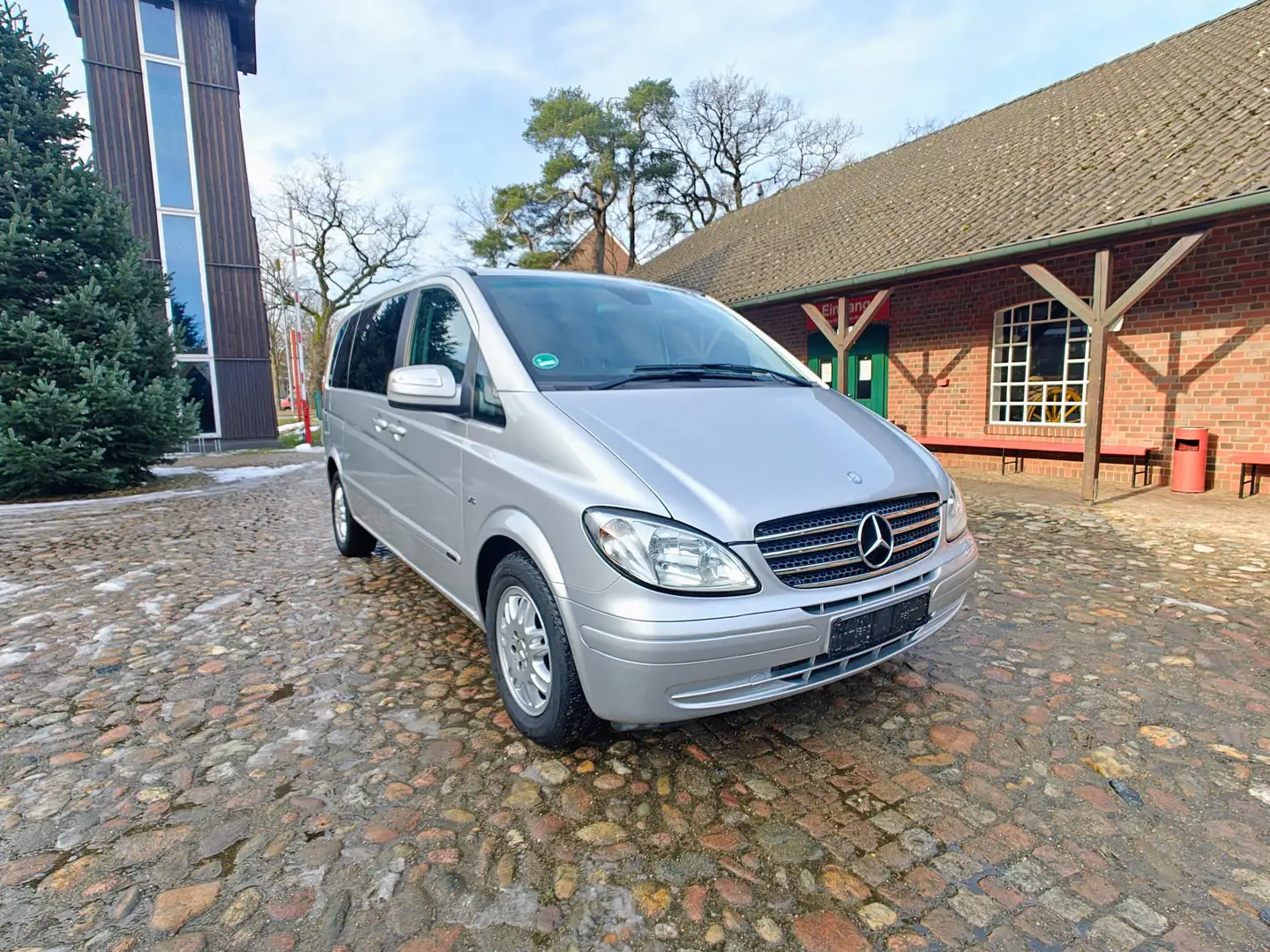 Mercedes-Benz Viano 3.0 CDI Automatik kompakt / 7 Sitzer / Navi / SHD. Grau - 2