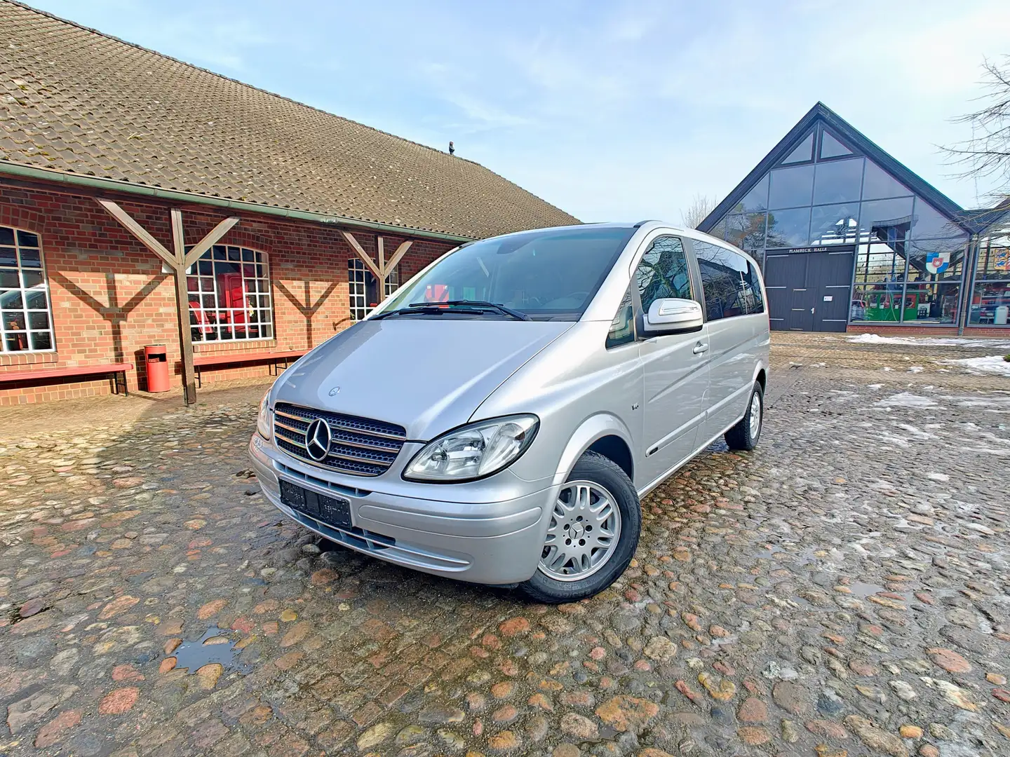 Mercedes-Benz Viano 3.0 CDI Automatik kompakt / 7 Sitzer / Navi / SHD. Grau - 1