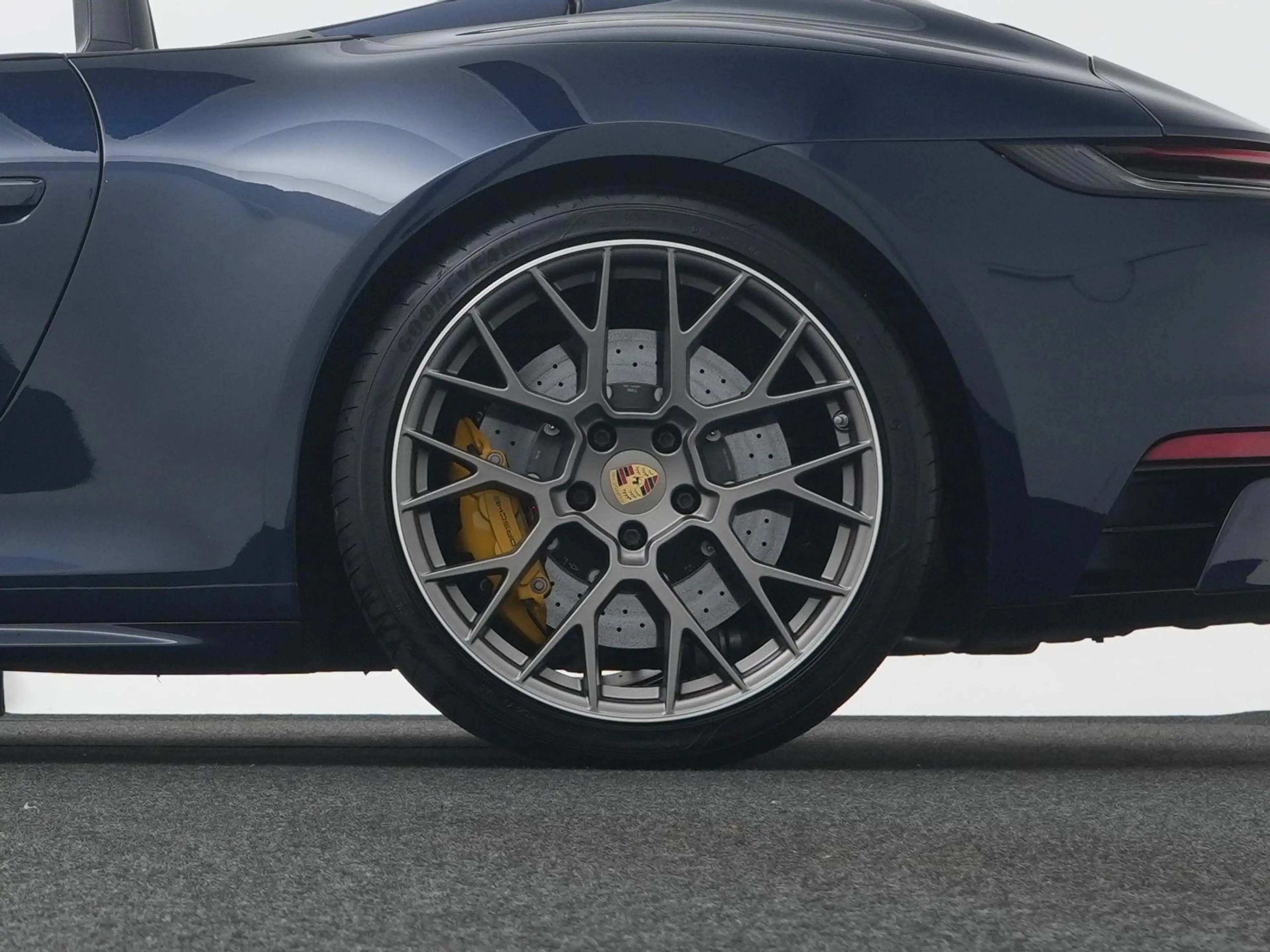Porsche 992 Carrera 4S Cabriolet — photo 8