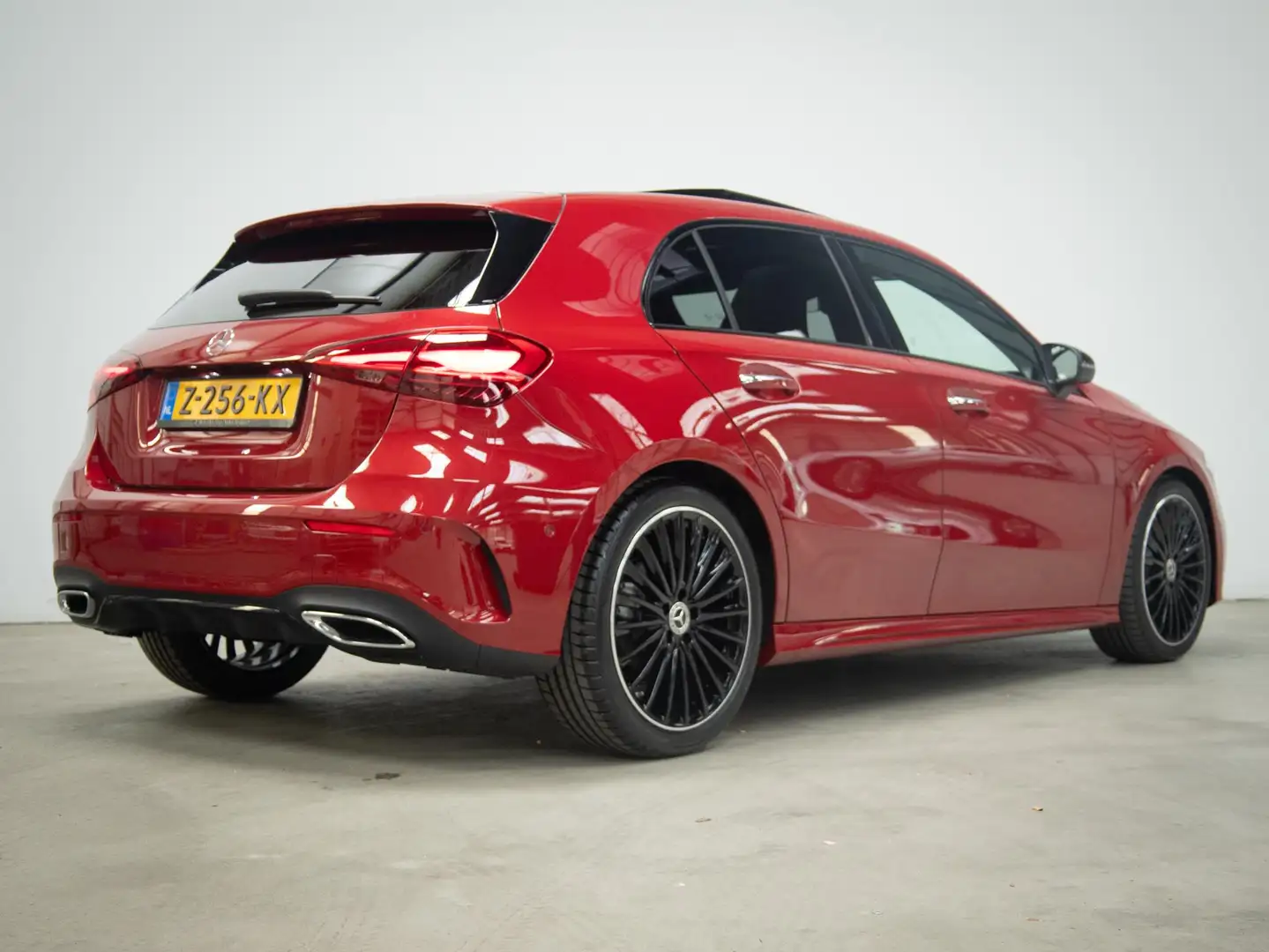 Mercedes-Benz A 180 Hatchback Star Edition Panorama dak Rood - 2