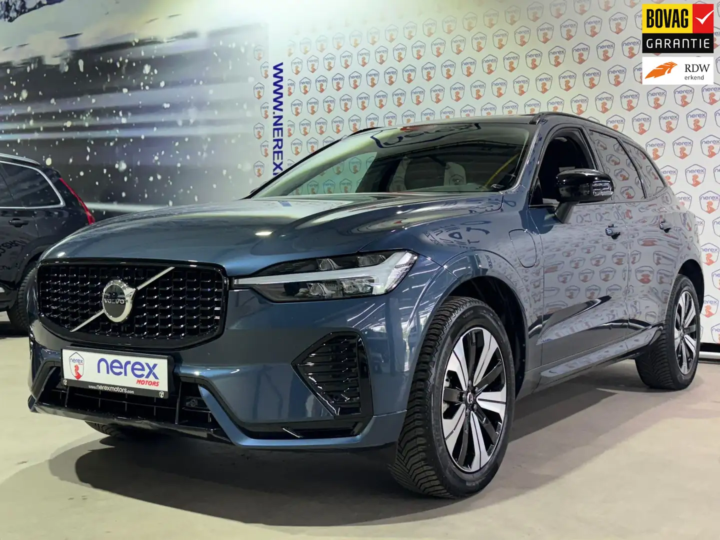 Volvo XC60 2.0 T6 Plug-in hybrid AWD Plus Dark | Pano | Camer Blauw - 1