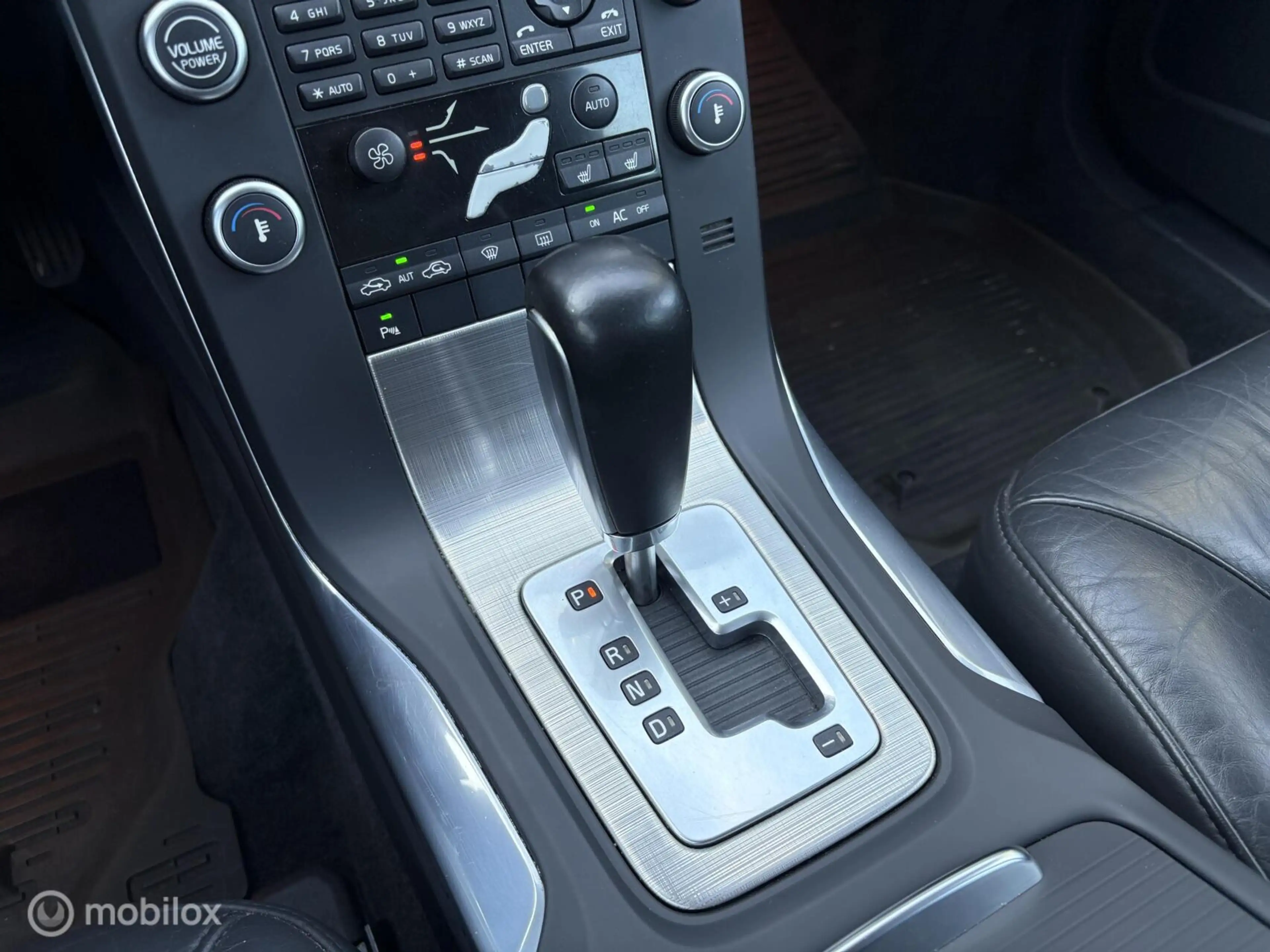 Volvo V70 2.0T Momentum — photo 14