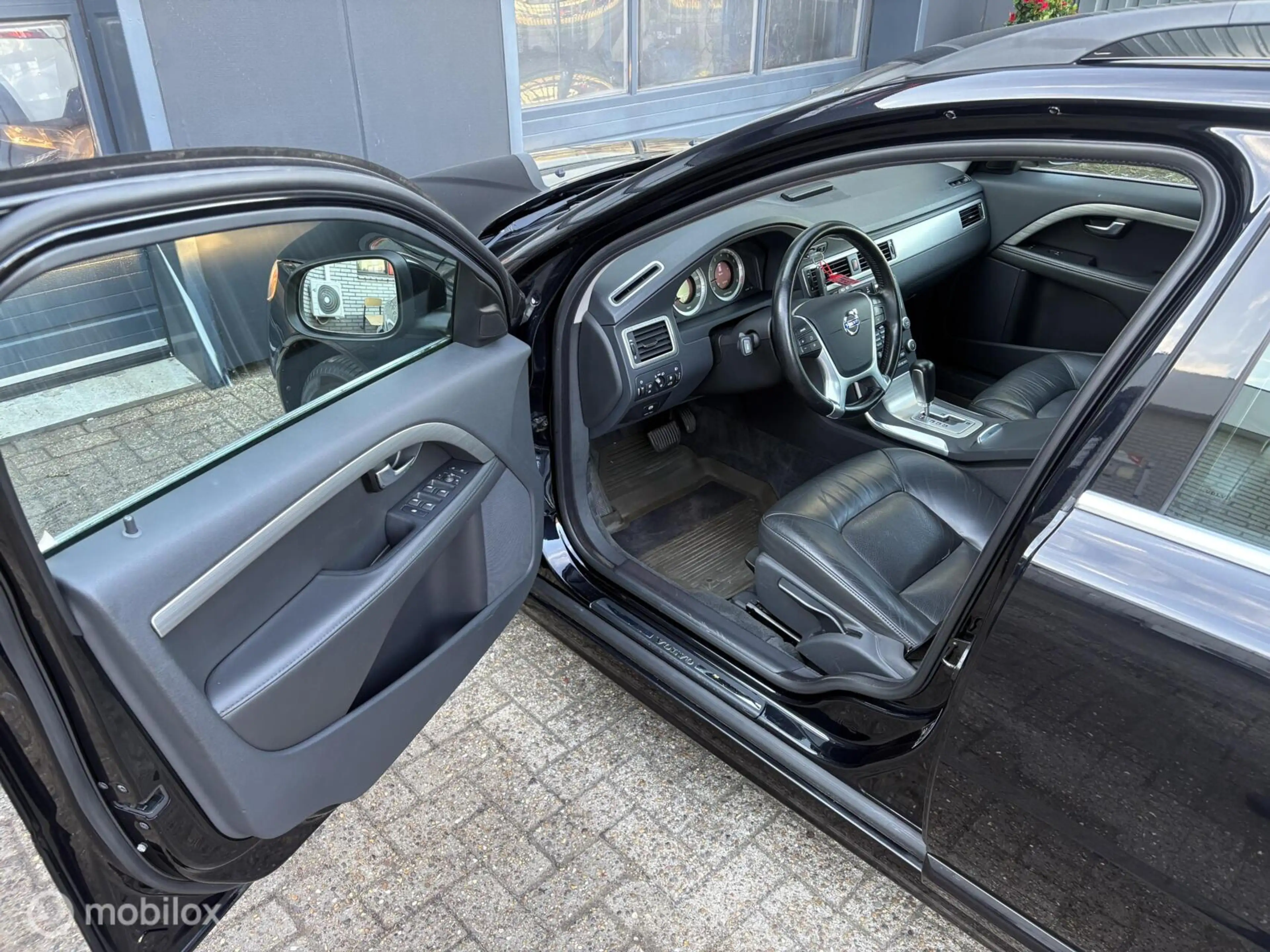Volvo V70 2.0T Momentum — photo 9