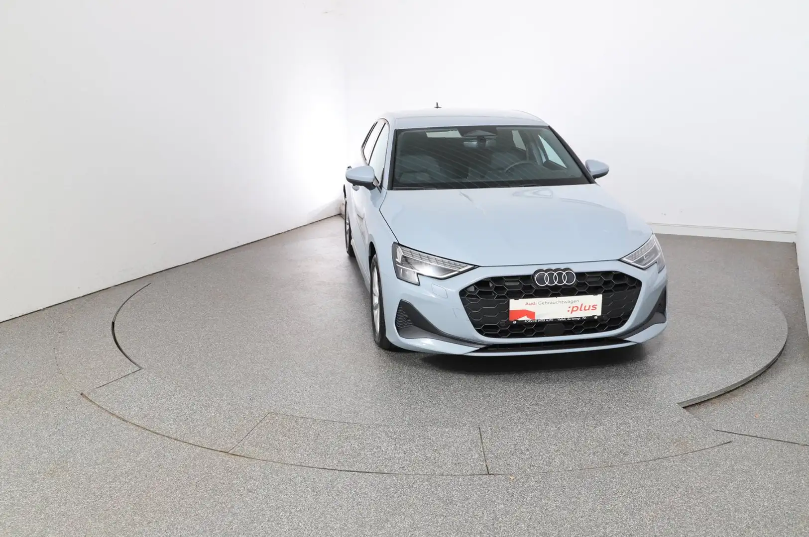 Audi A3 30 TFSI Grau - 2