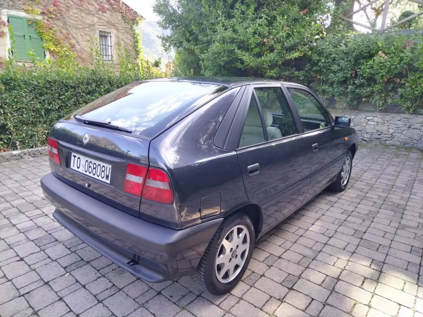 Lancia Delta 1.8 LE Negro - 1