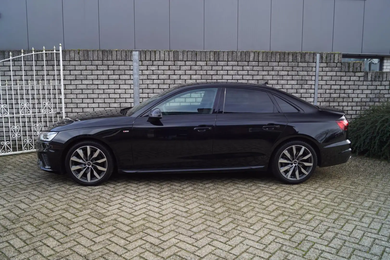 Audi A4 Limousine 35 TFSI S Edition Competition Autom Half Zwart - 2