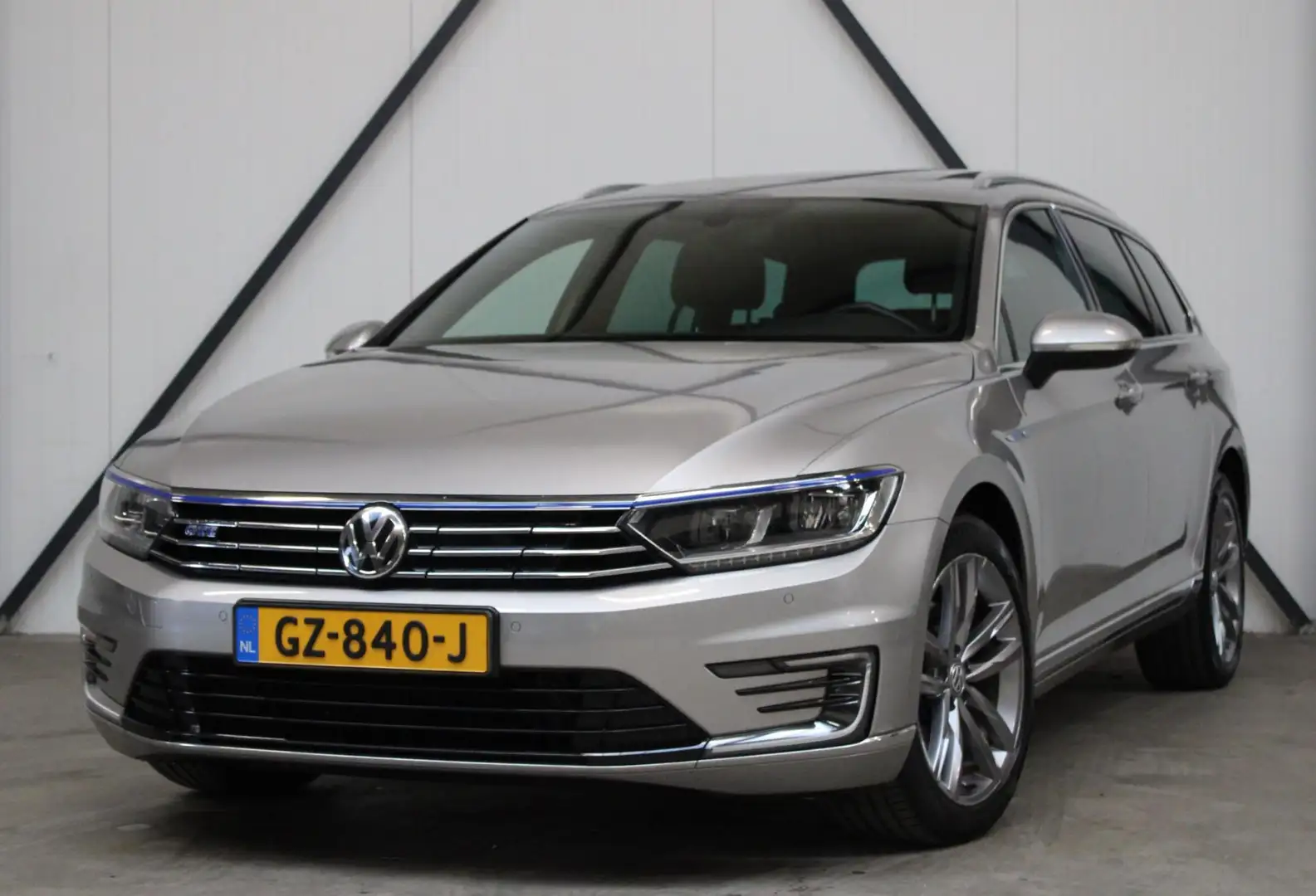 Volkswagen Passat Variant 1.4 TSI GTE Highline l Pano l Stoelverwaming l Cam Grijs - 1