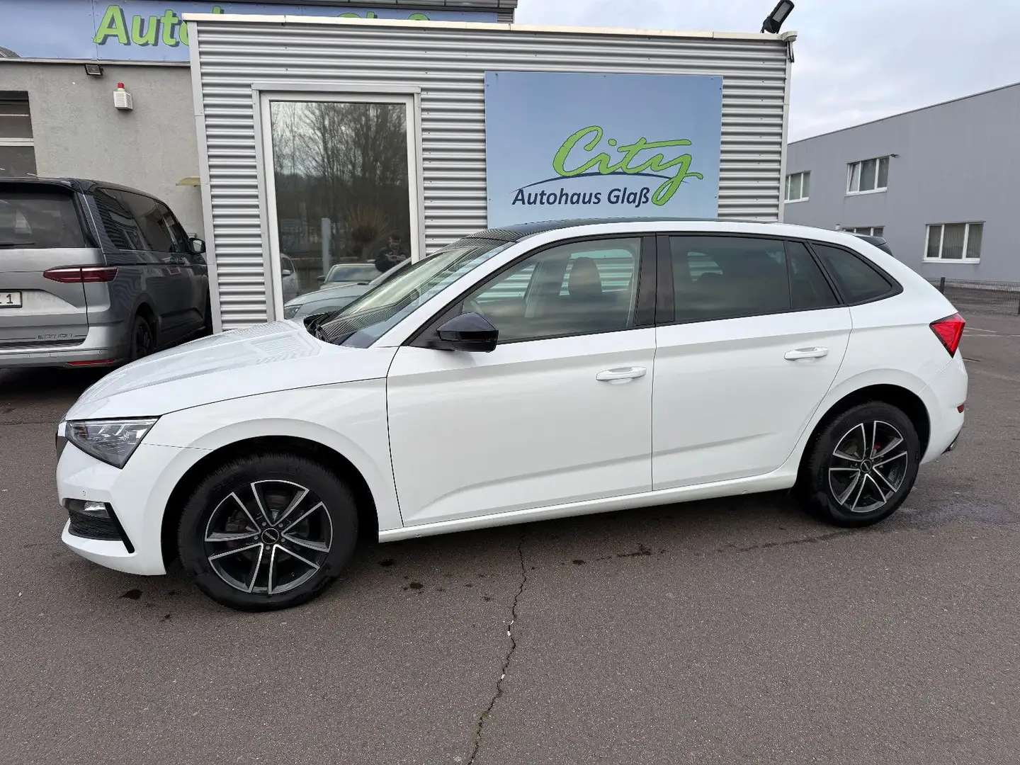 Skoda Scala Drive 125+StHz+LED+AppC+Pano+Navi+Shz Weiß - 1