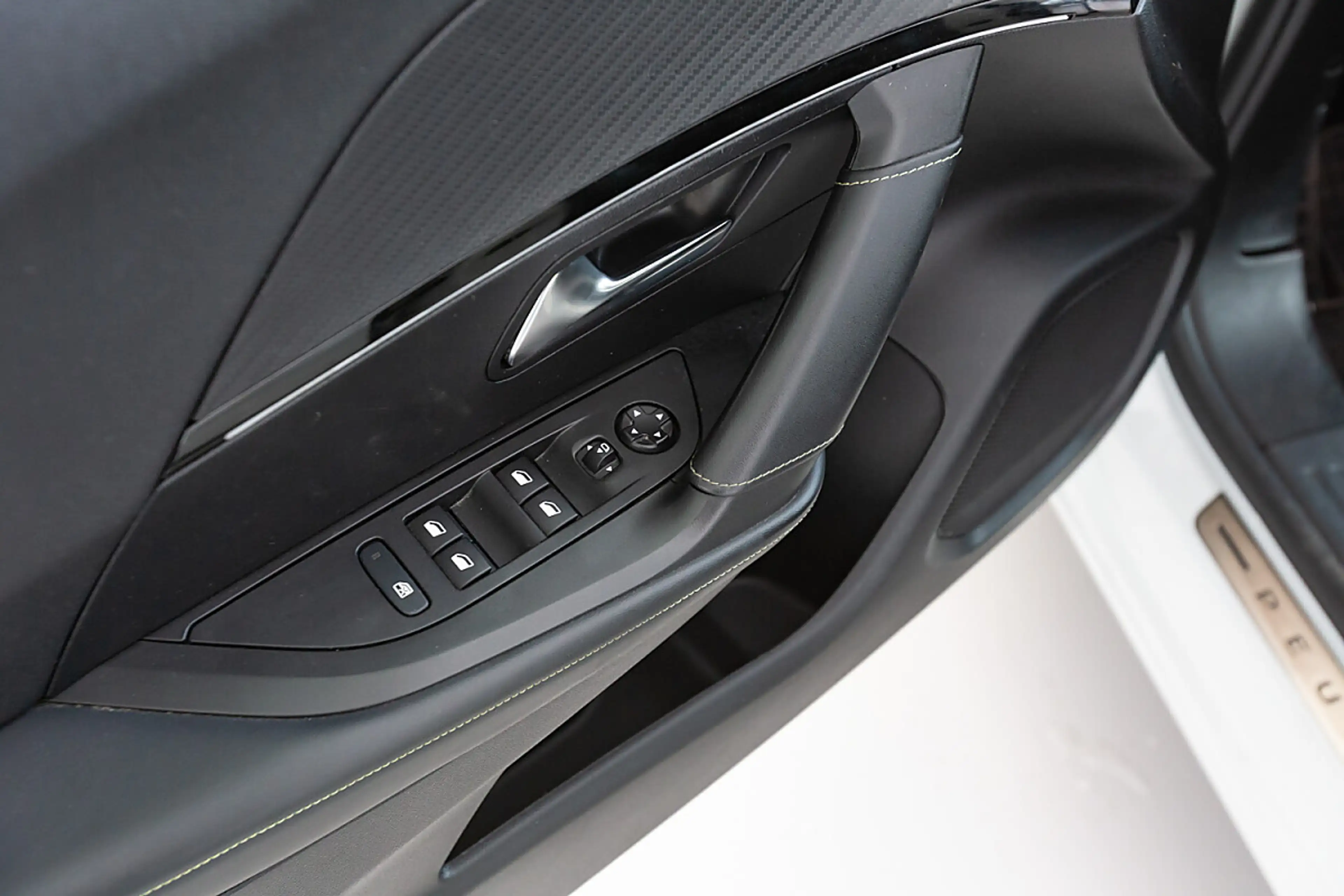 Peugeot e-2008 50kWh GT — photo 7