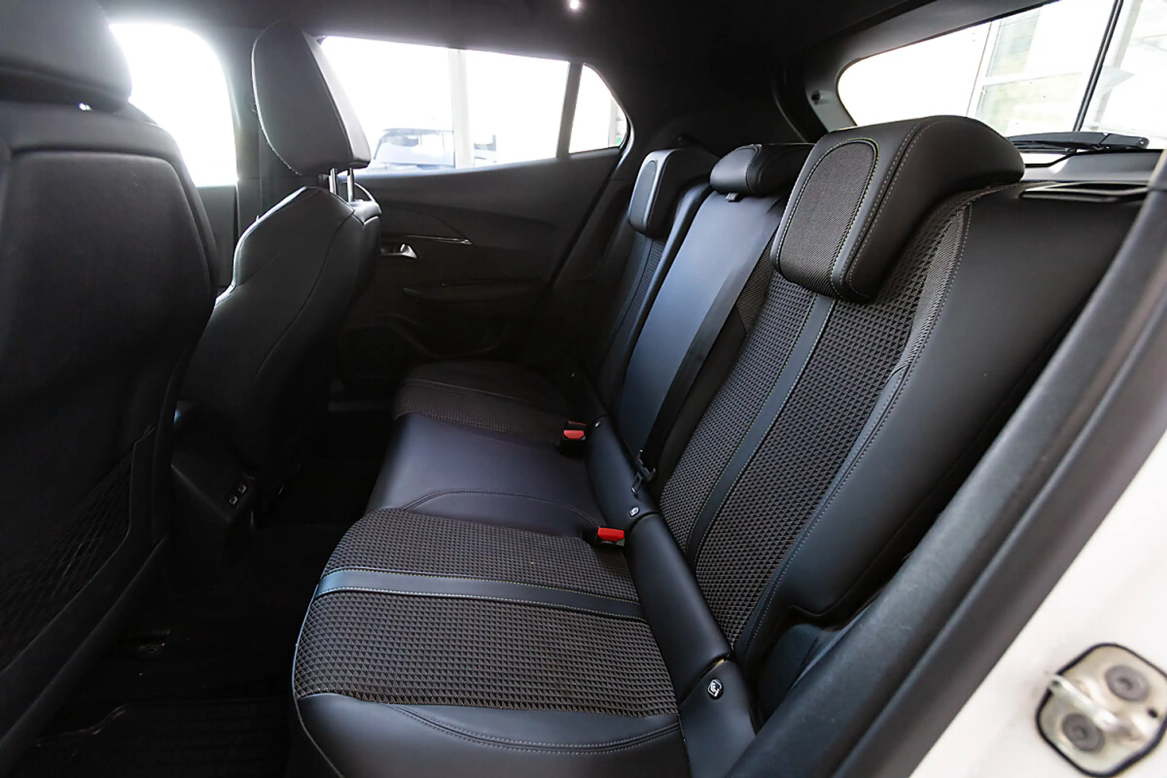 Peugeot e-2008 50kWh GT — photo 5