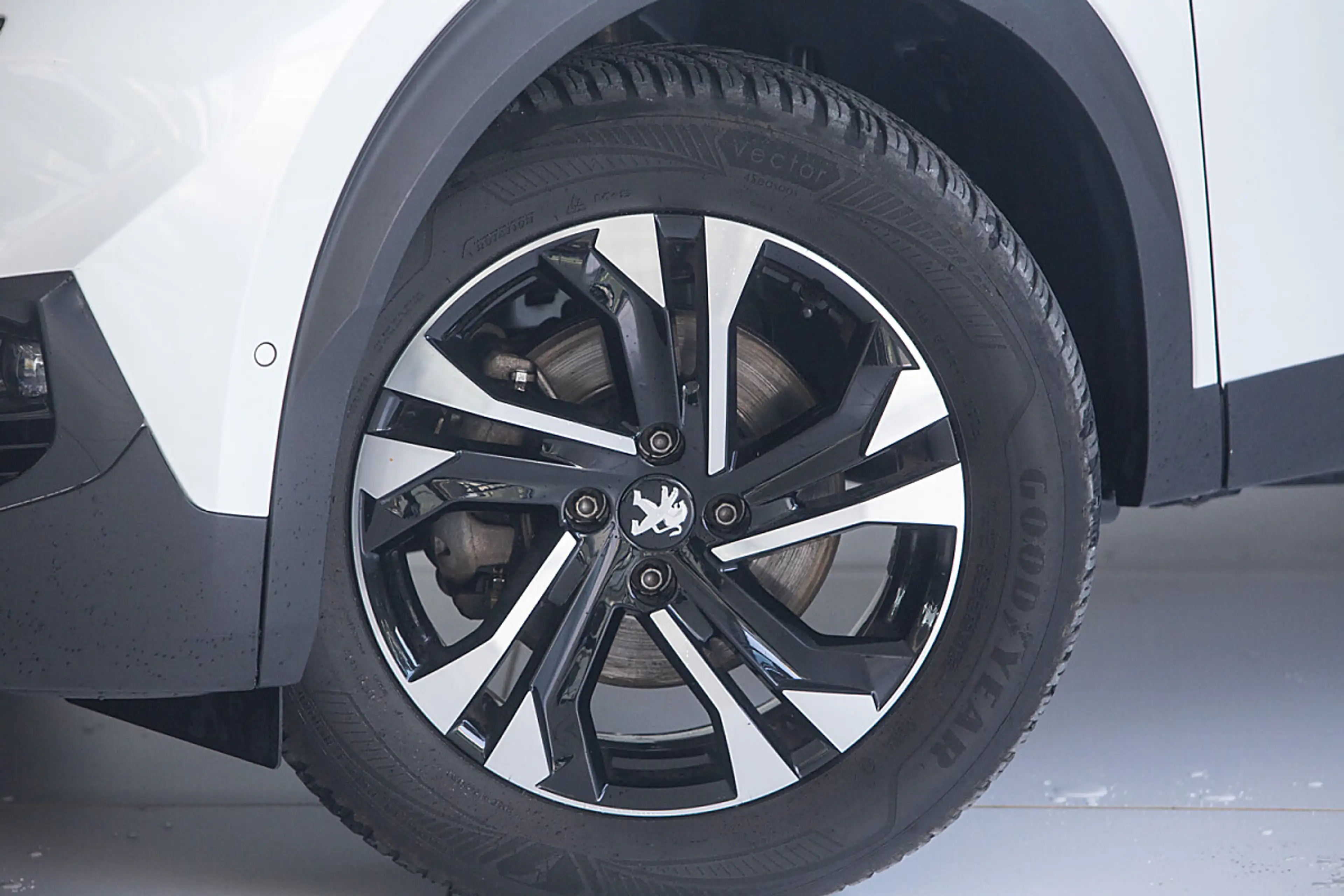 Peugeot e-2008 50kWh GT — photo 2