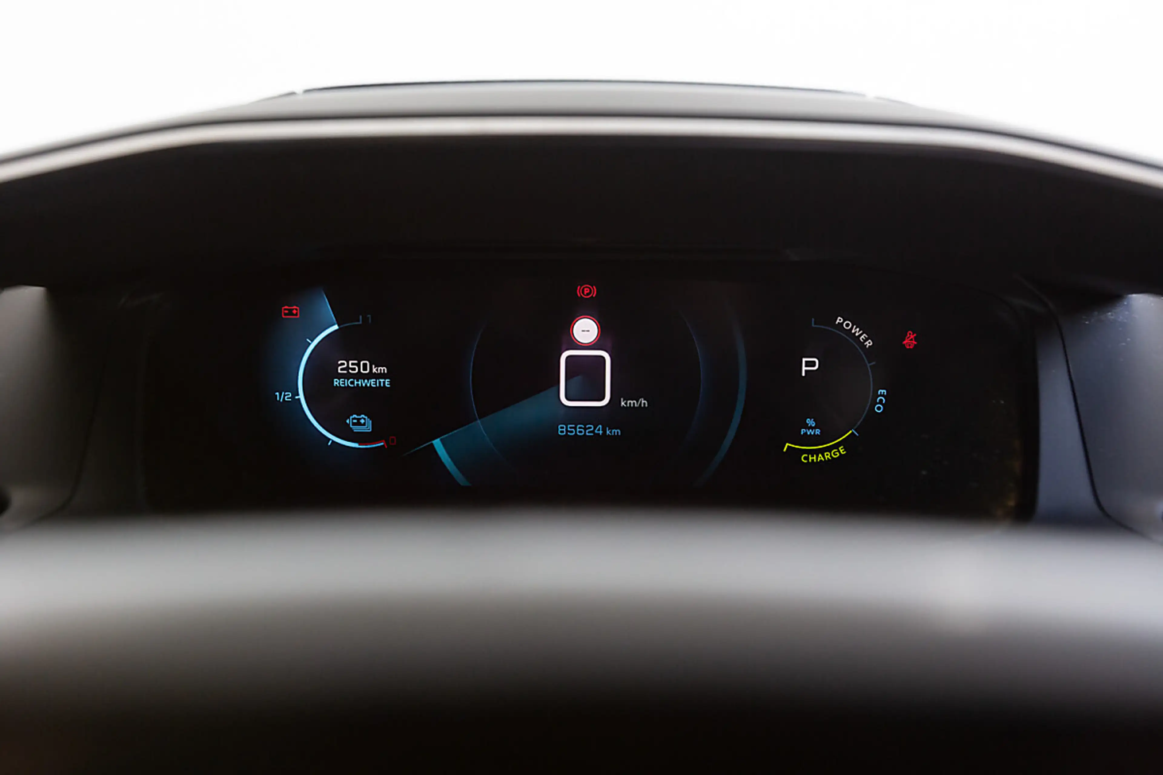 Peugeot e-2008 50kWh GT — photo 10