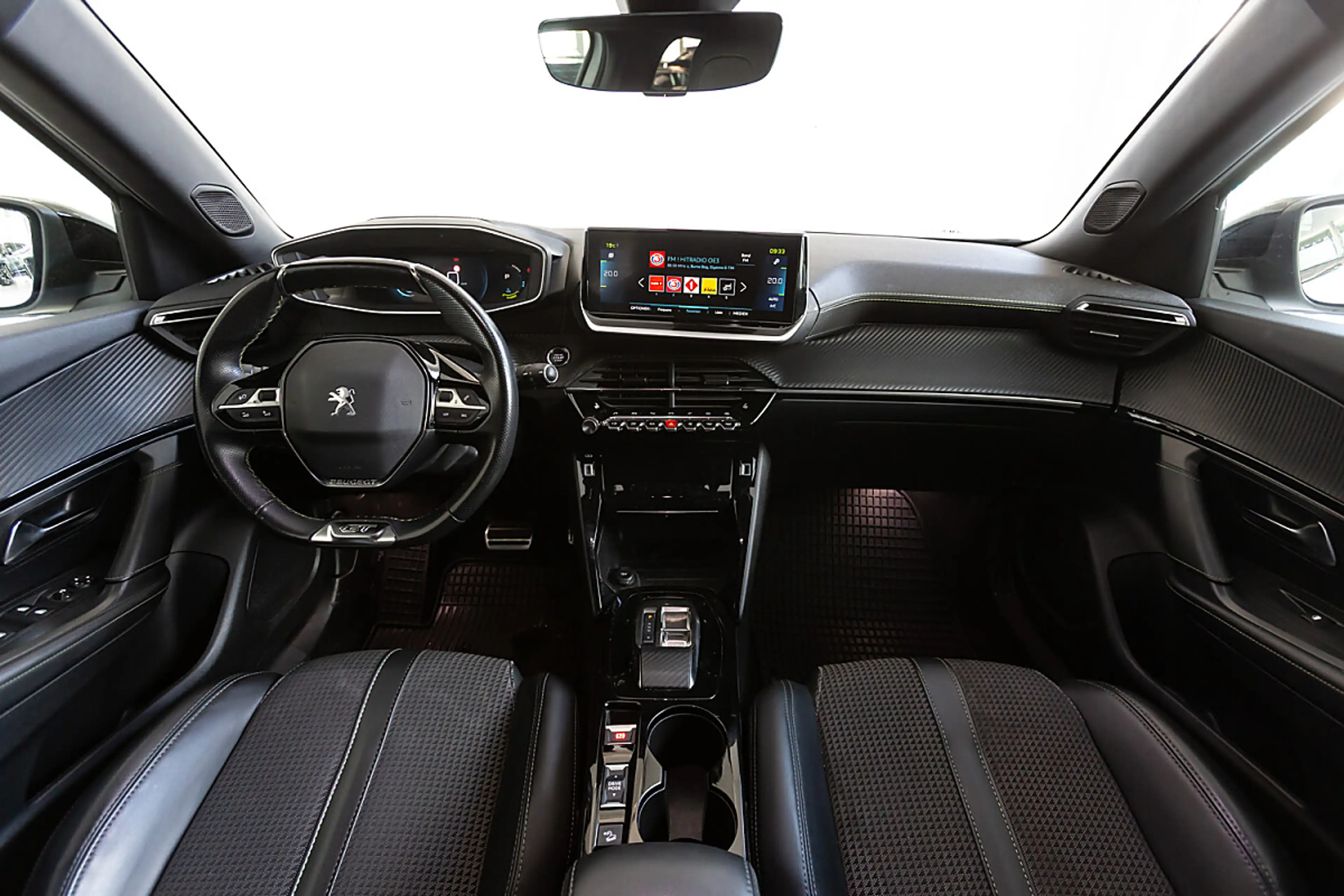 Peugeot e-2008 50kWh GT — photo 6