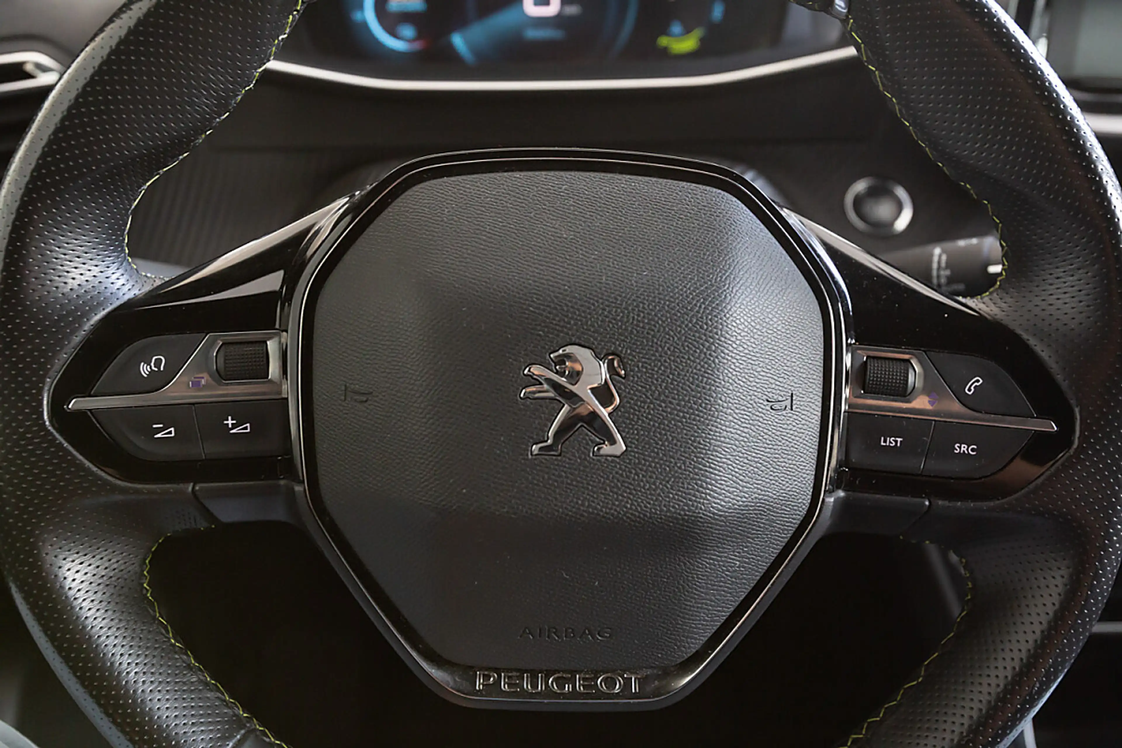Peugeot e-2008 50kWh GT — photo 11