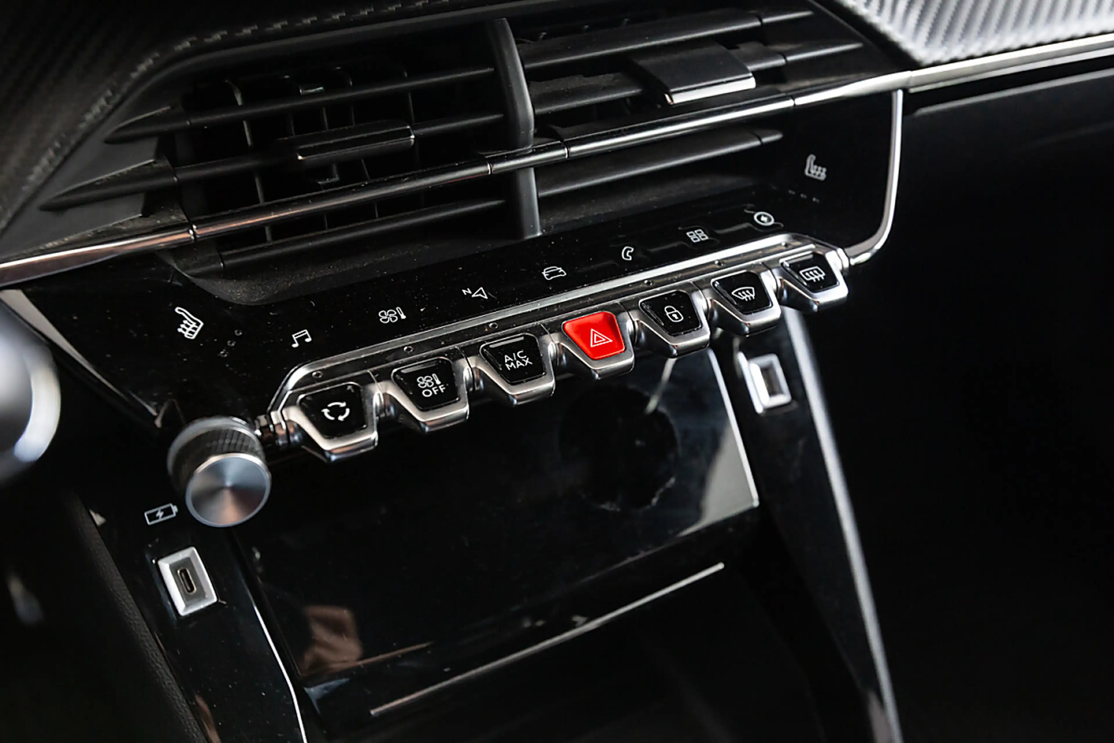 Peugeot e-2008 50kWh GT — photo 12
