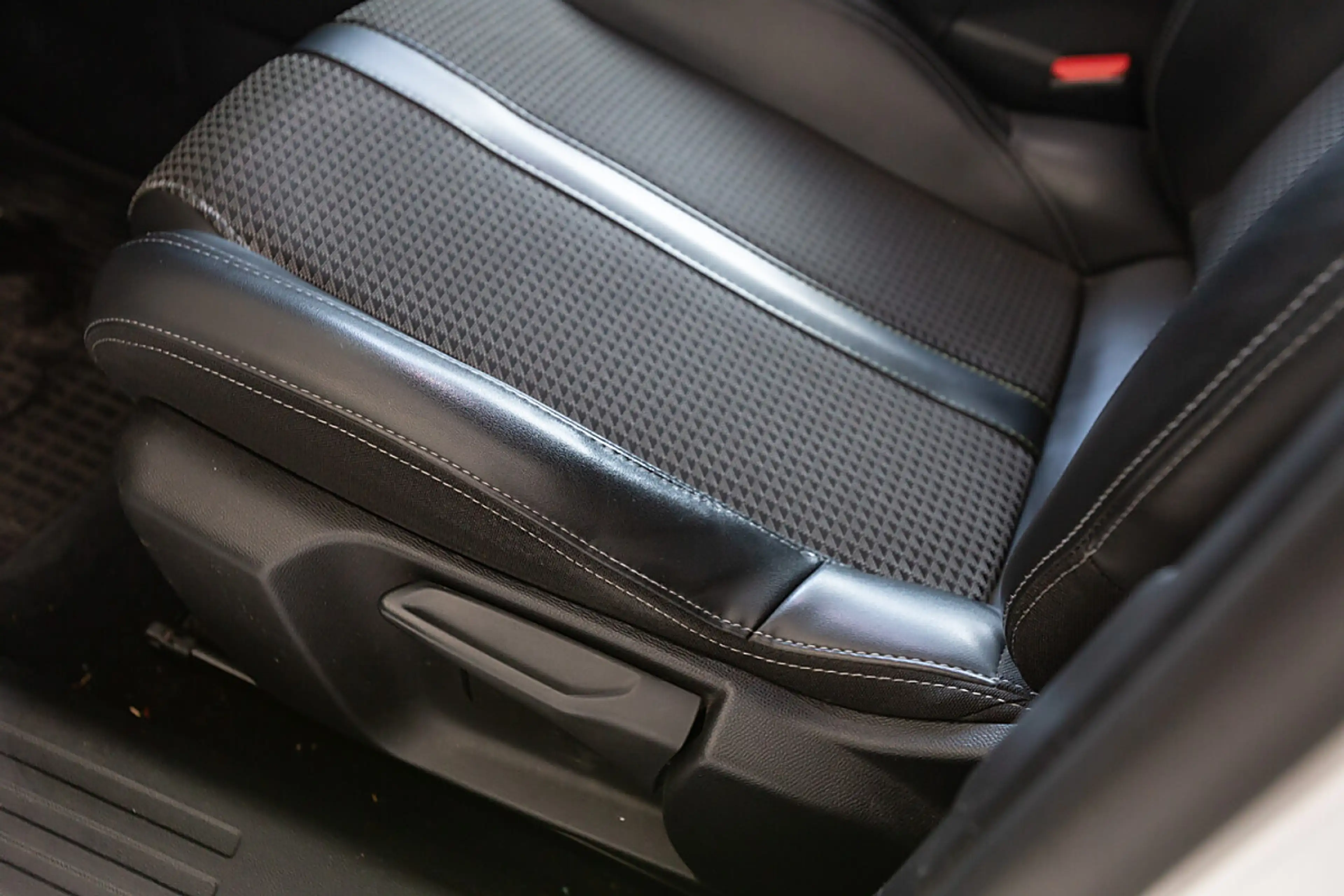 Peugeot e-2008 50kWh GT — photo 8
