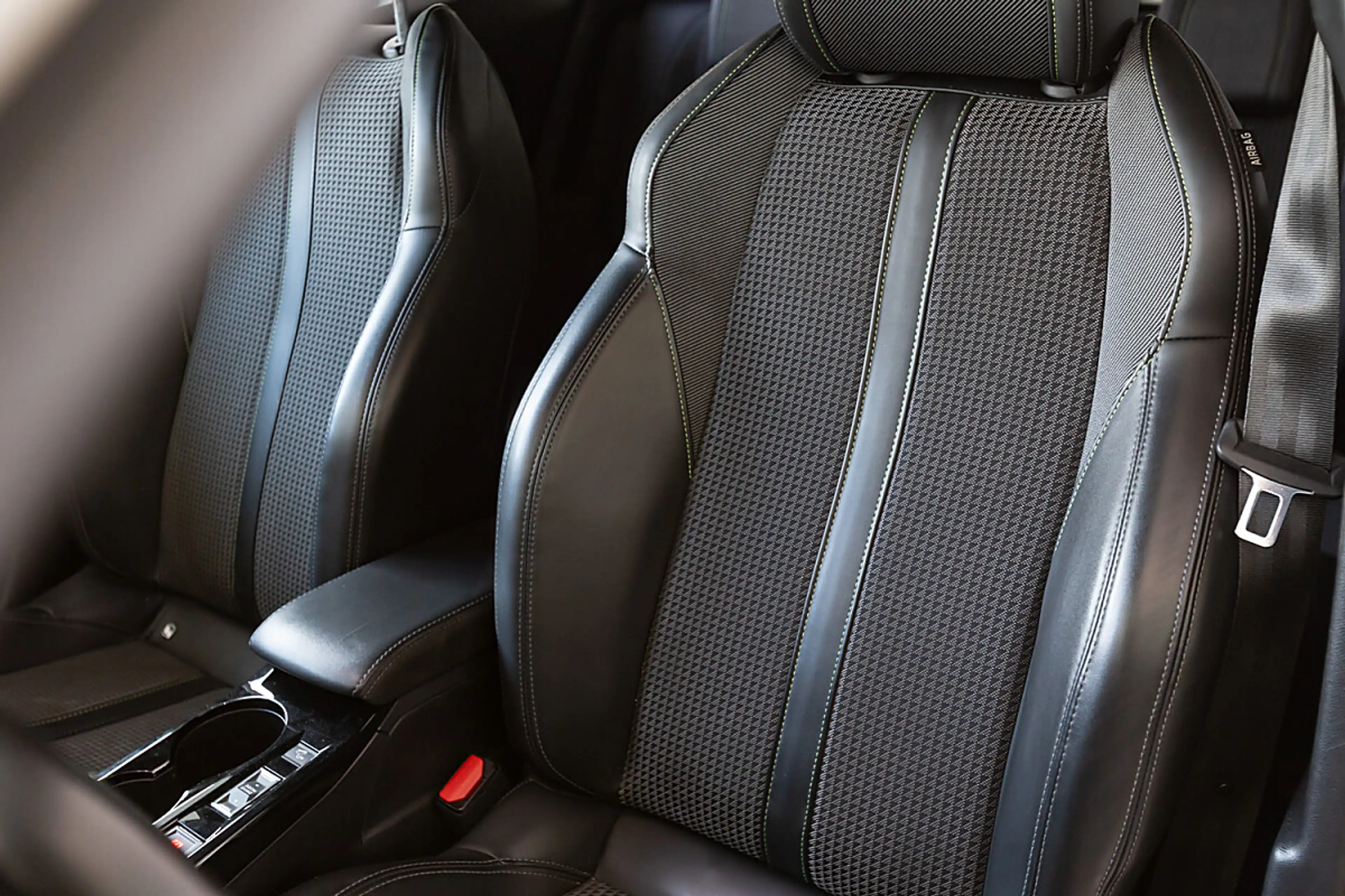Peugeot e-2008 50kWh GT — photo 9