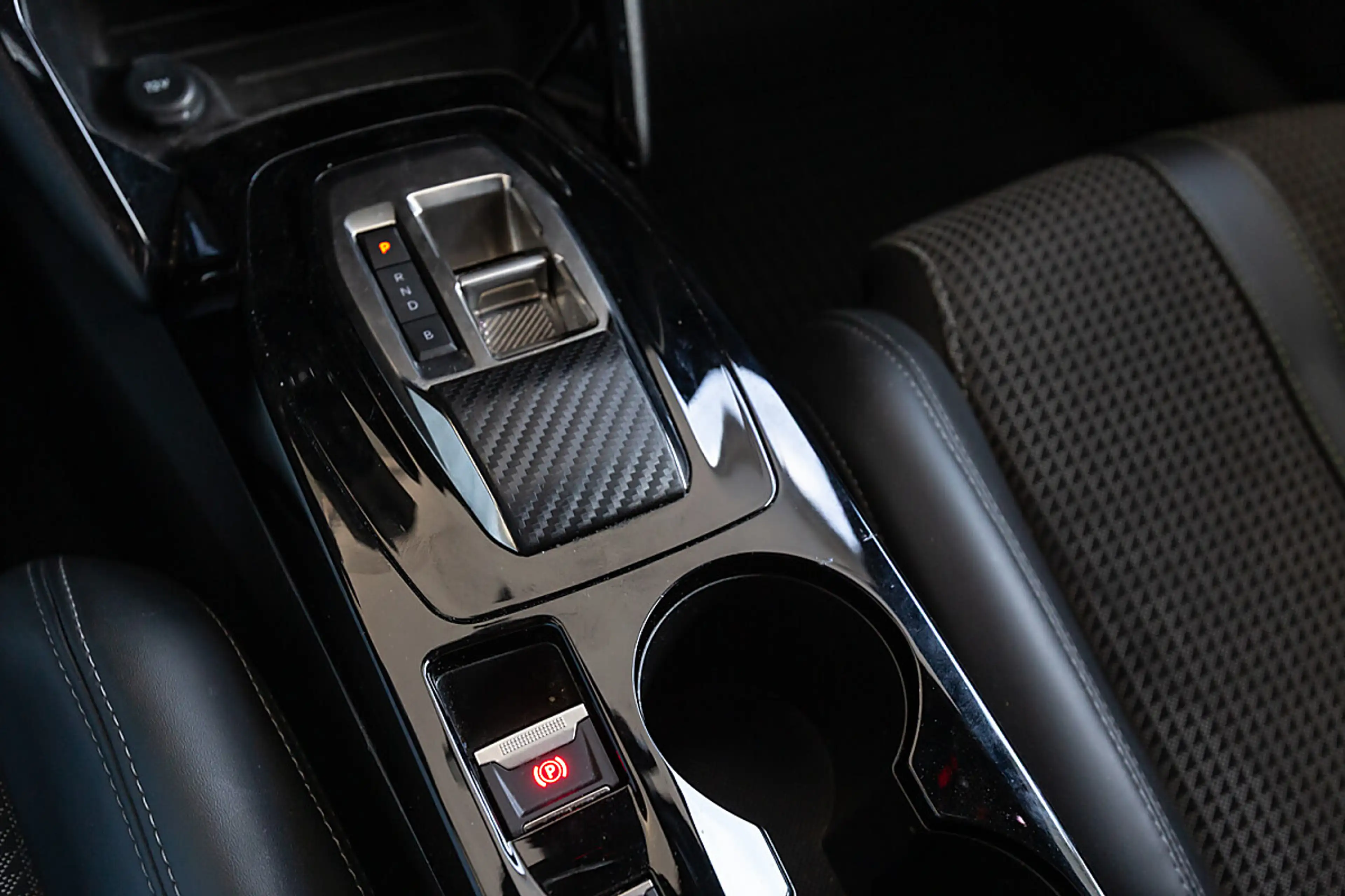 Peugeot e-2008 50kWh GT — photo 13