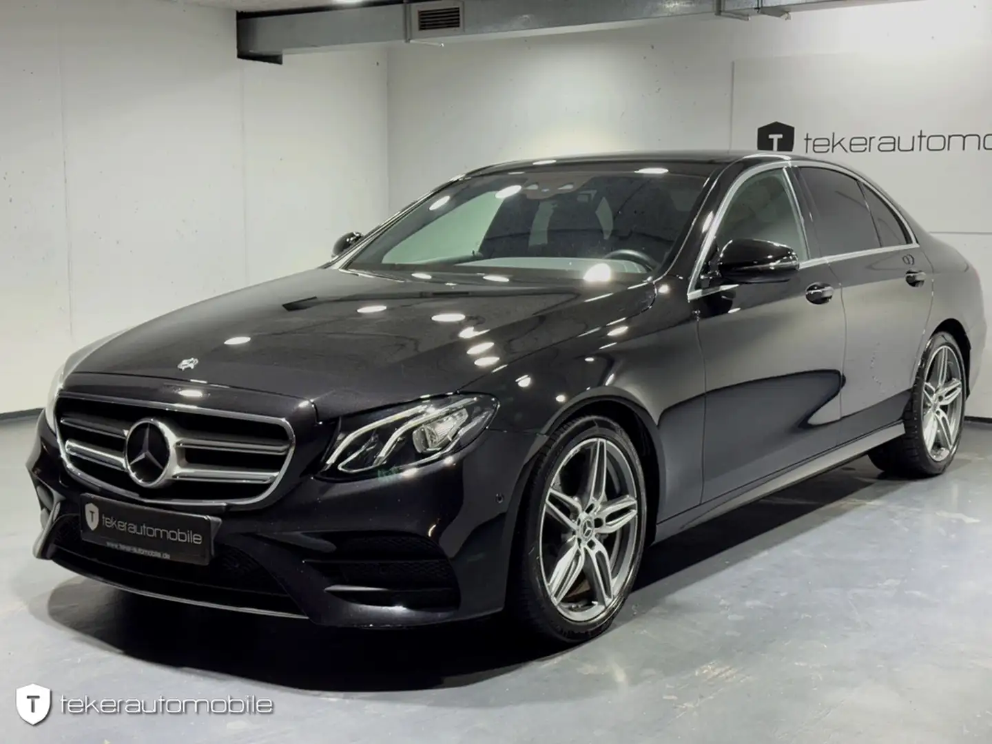 Mercedes-Benz E 220 d *AMG Line*LED*Navi*CarPlay* Schwarz - 1