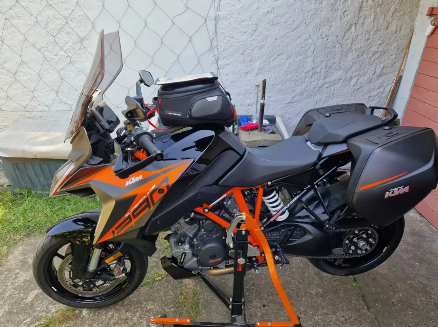 KTM 1290 Super Duke GT Orange - 1