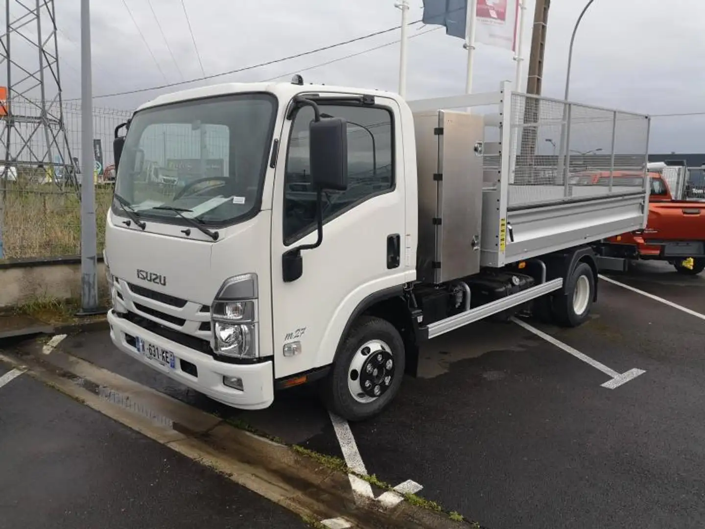 Isuzu M 27 Large H 3395 Biały - 1