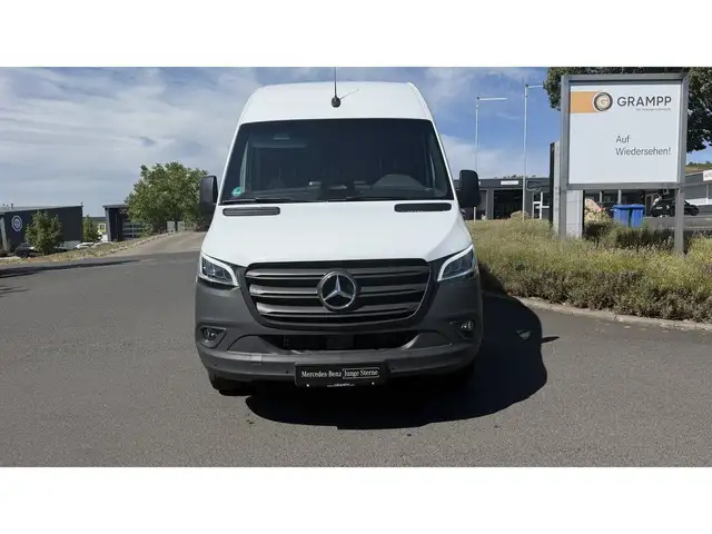Mercedes-Benz Sprinter view 2