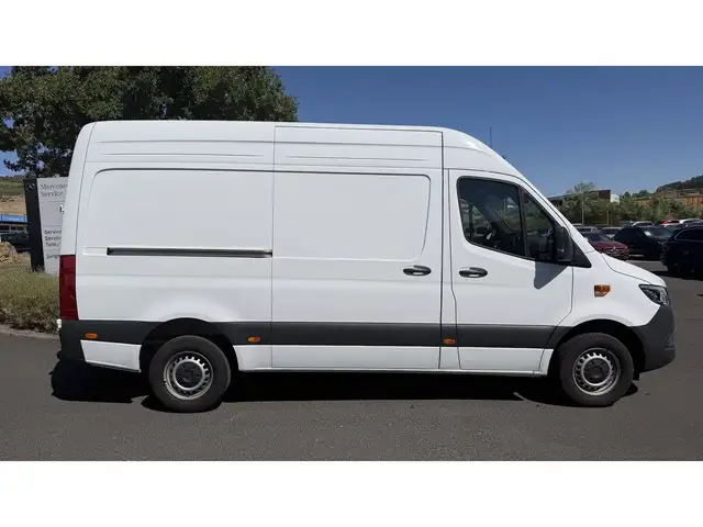Mercedes-Benz Sprinter view 4