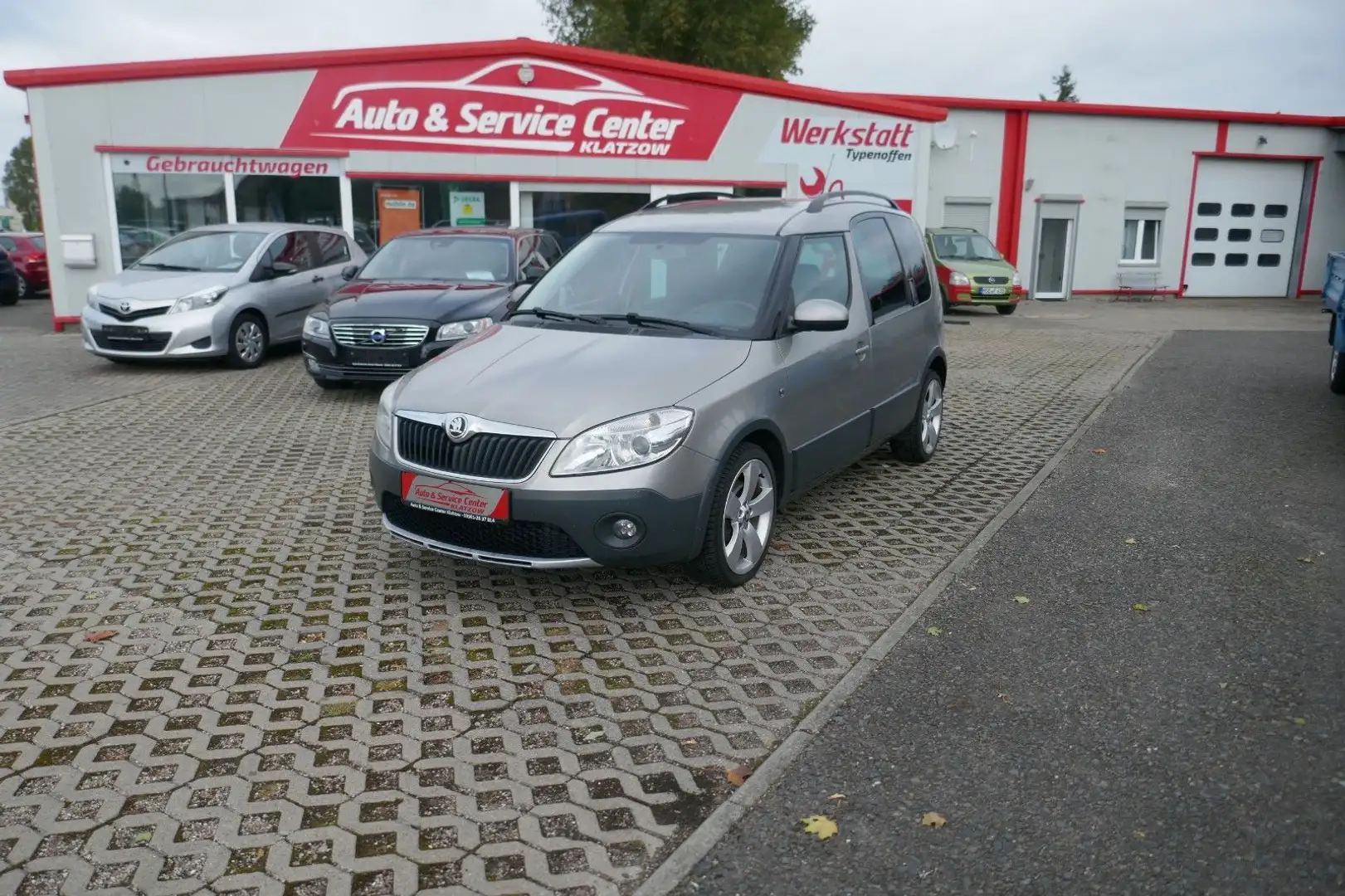Skoda Roomster 1.6l TDI 66kW Scout GANZJAHRESREIFEN Beige - 1