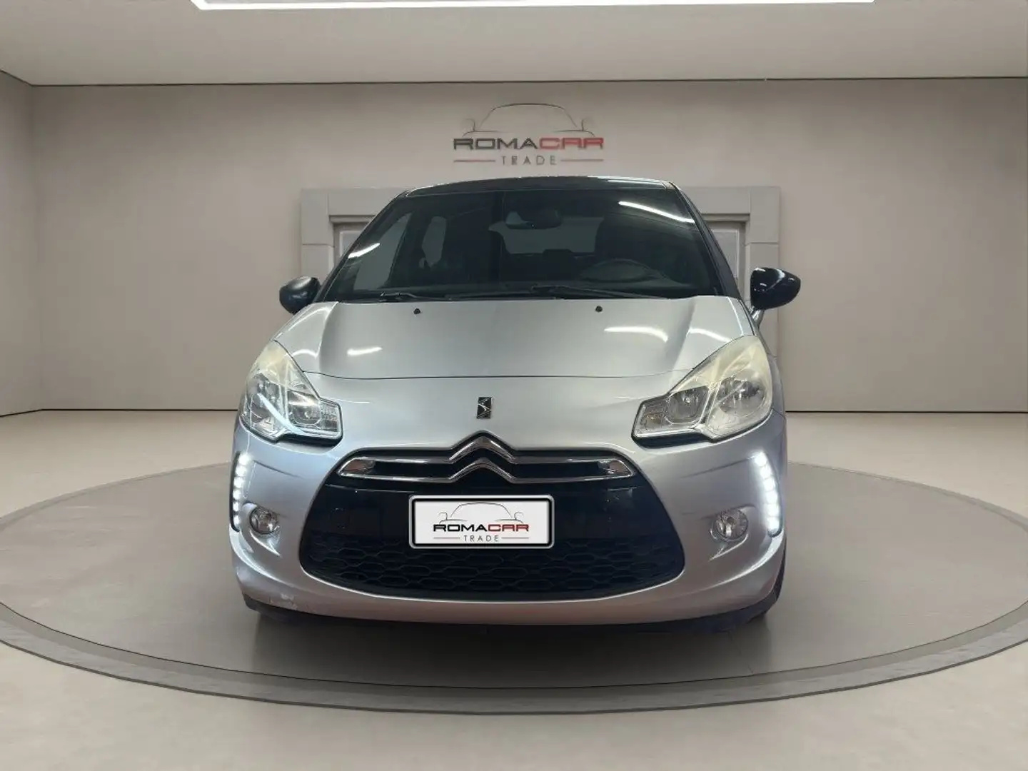 DS Automobiles DS 3 1.4 VTi 95 Chic  AUTOMATICA Gris - 2