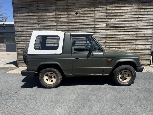 Mitsubishi Pajero view 8