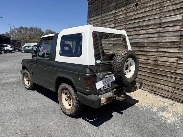 Mitsubishi Pajero view 3