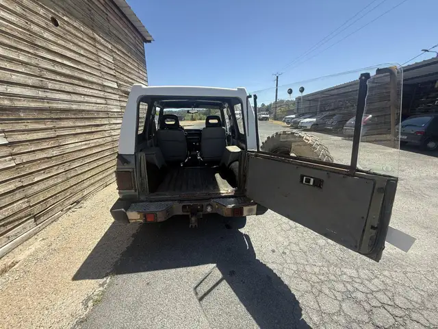 Mitsubishi Pajero view 5