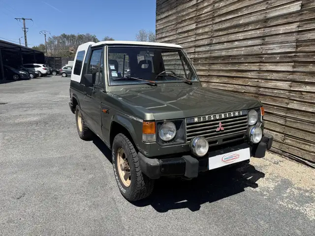 Mitsubishi Pajero view 9