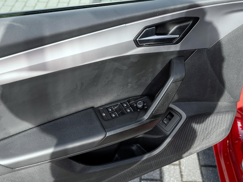 SEAT Leon Sportstourer 2.0 TSI FR DSG AHK Pano Kam — photo 13