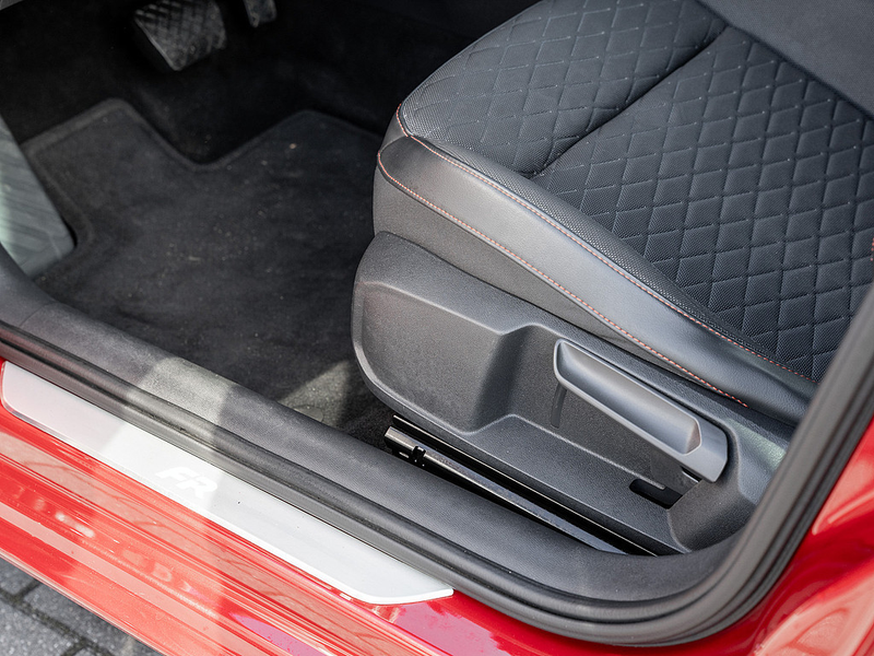 SEAT Leon Sportstourer 2.0 TSI FR DSG AHK Pano Kam — photo 14