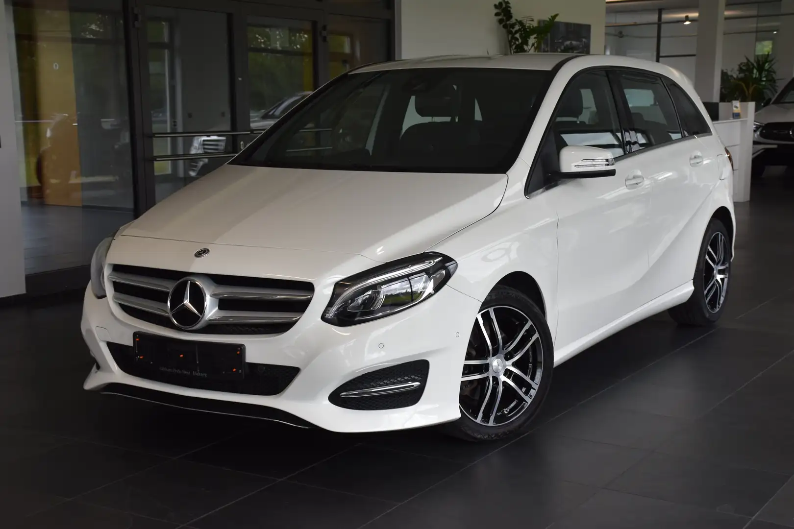 Mercedes-Benz B 180 180 BLUEEFF. URBAN"TEILLEDER"NAVI"TOTWINKEL"LED" Blanc - 1