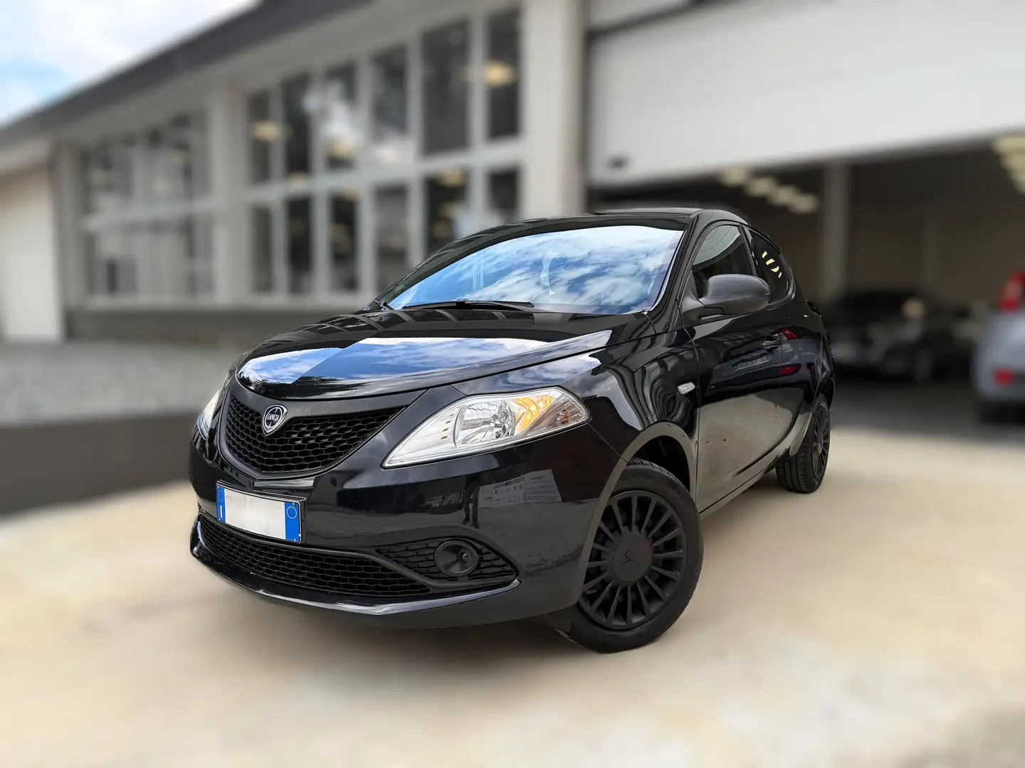 Lancia Ypsilon 1.2 SILVER Ecochic GPL DALLA CASA Negro - 1