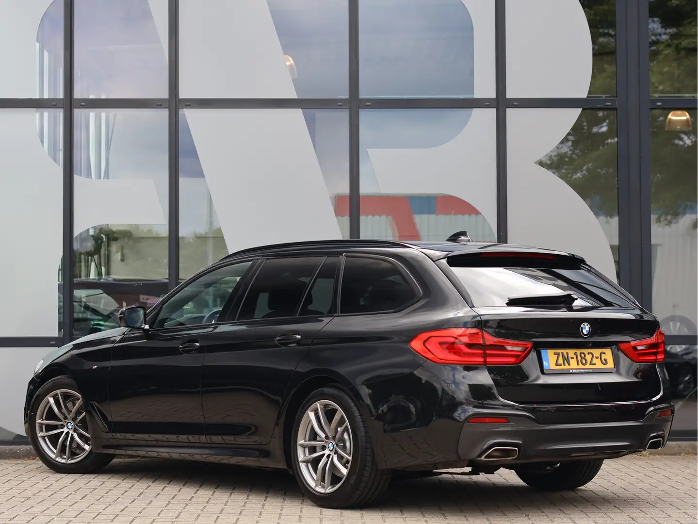 BMW 520 5-serie Touring 520i M-Sport *Leder*Memory*Pano*Ca Zwart - 2