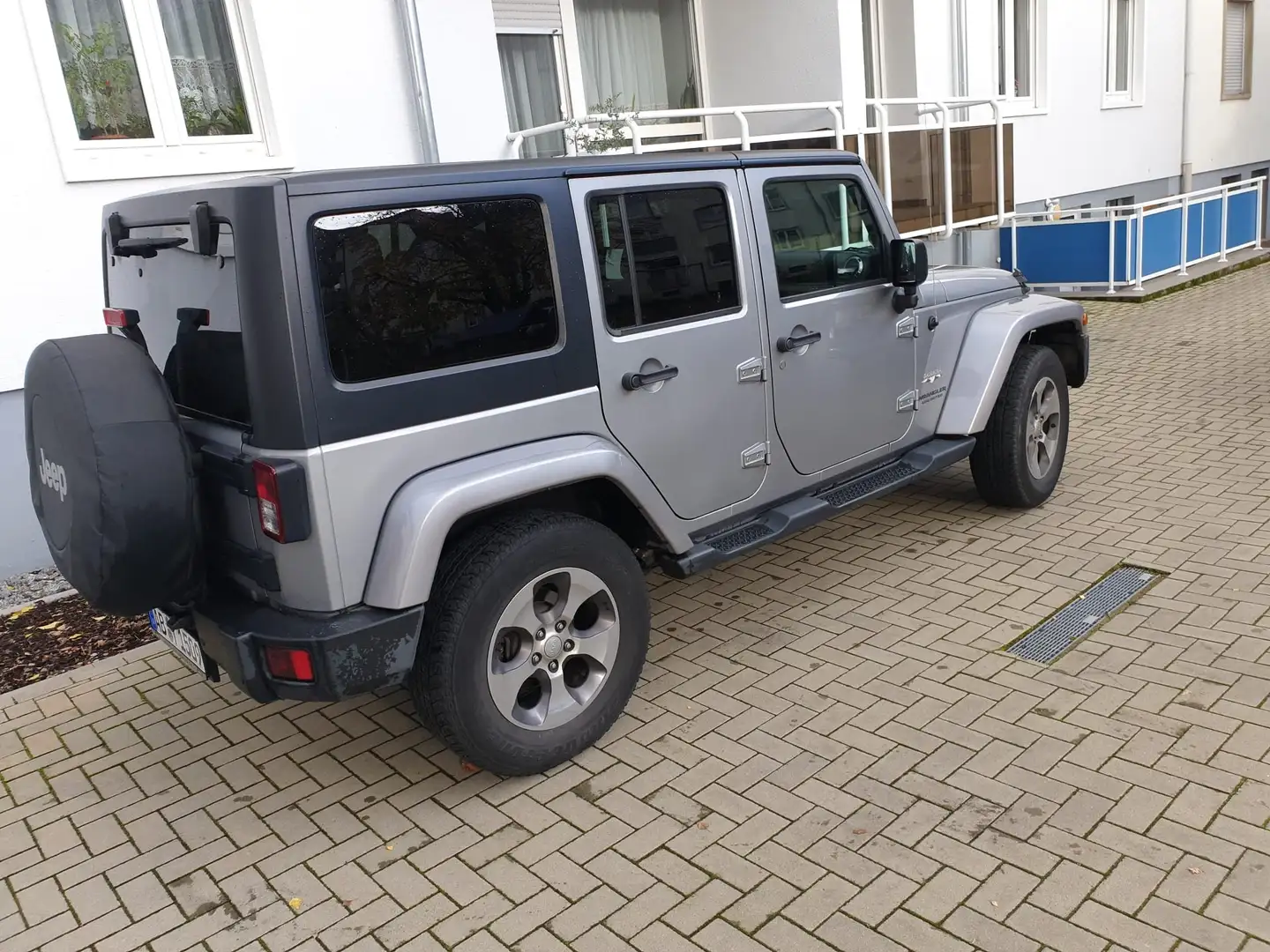Jeep Wrangler Unlimited Dual-Top 3.6 Automatik Sahara Šedá - 2