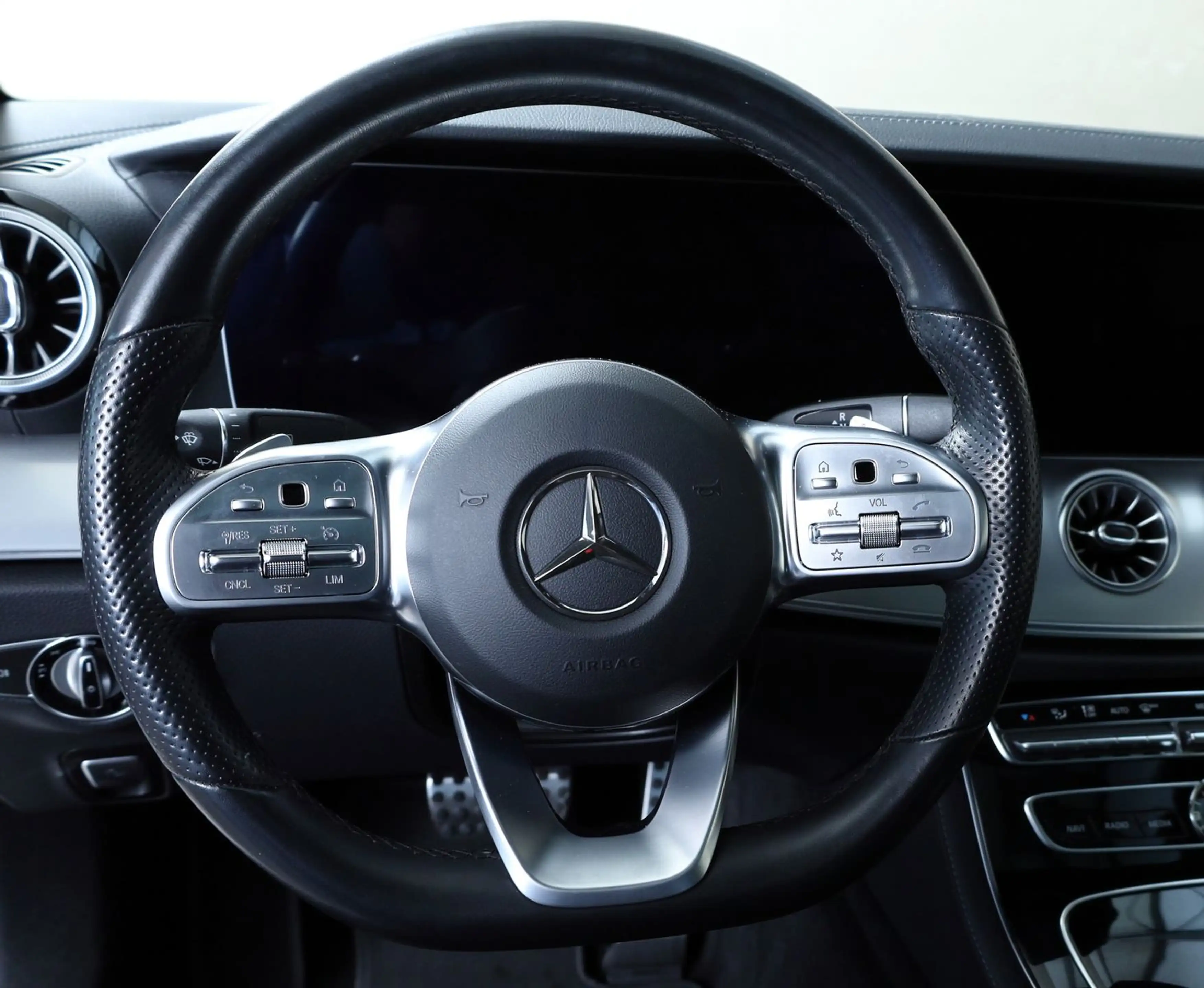 Mercedes-Benz E 220 E E 220 d 4Matic Coupe 20"2xAMG*Night*360°*Pano — photo 11
