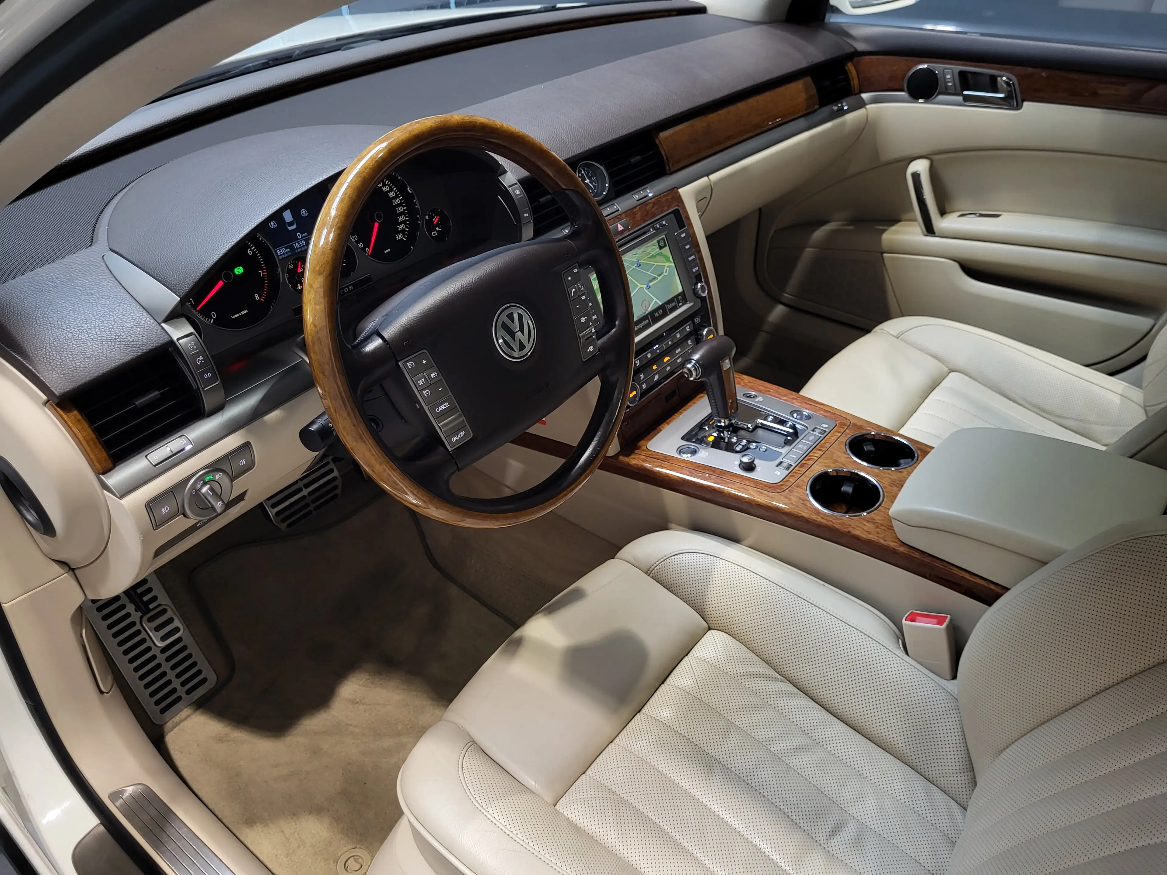 Volkswagen Phaeton 4.2 V8 4Motion lang *TOP Ausstattung* — photo 6