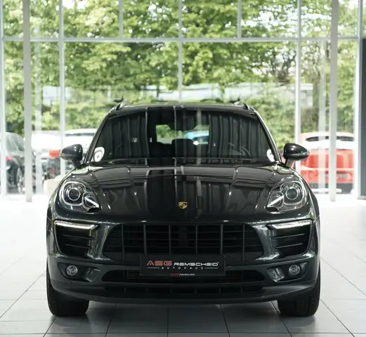 Porsche Macan view 3