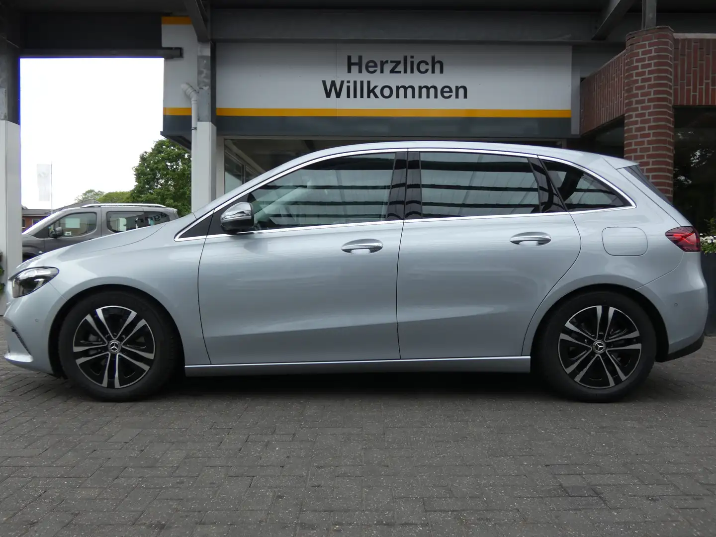 Mercedes-Benz B 200 Advanced Plus Plateado - 1