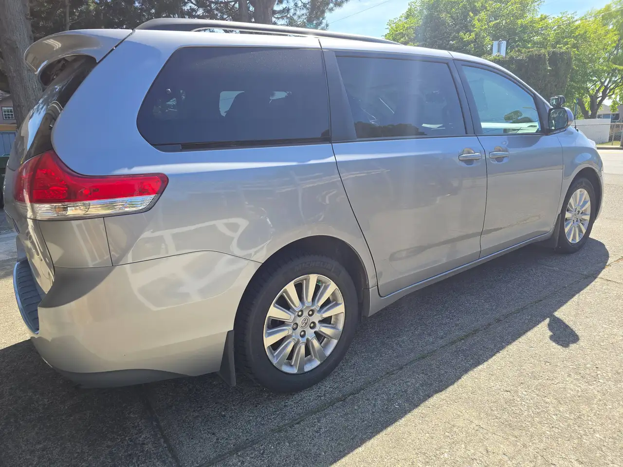 Toyota Sienna снимка Toyota Sienna