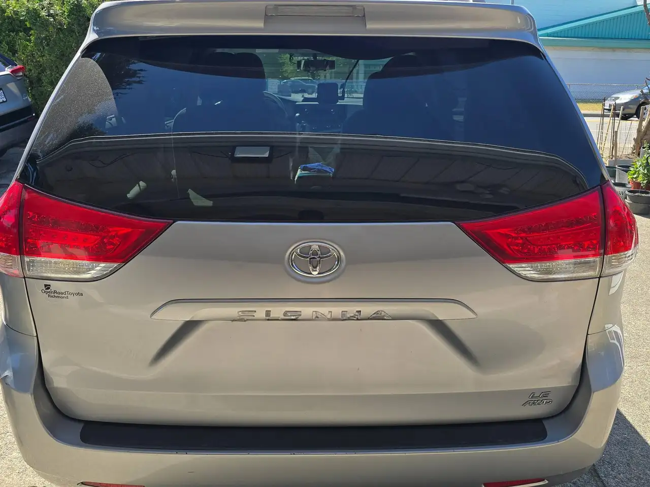 Toyota Sienna снимка Toyota Sienna