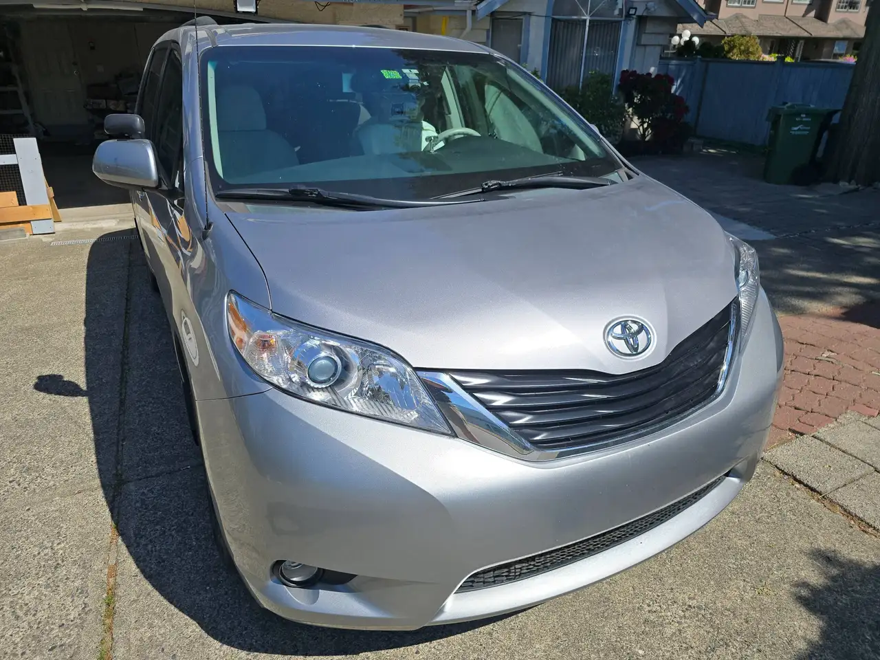 Toyota Sienna снимка Toyota Sienna