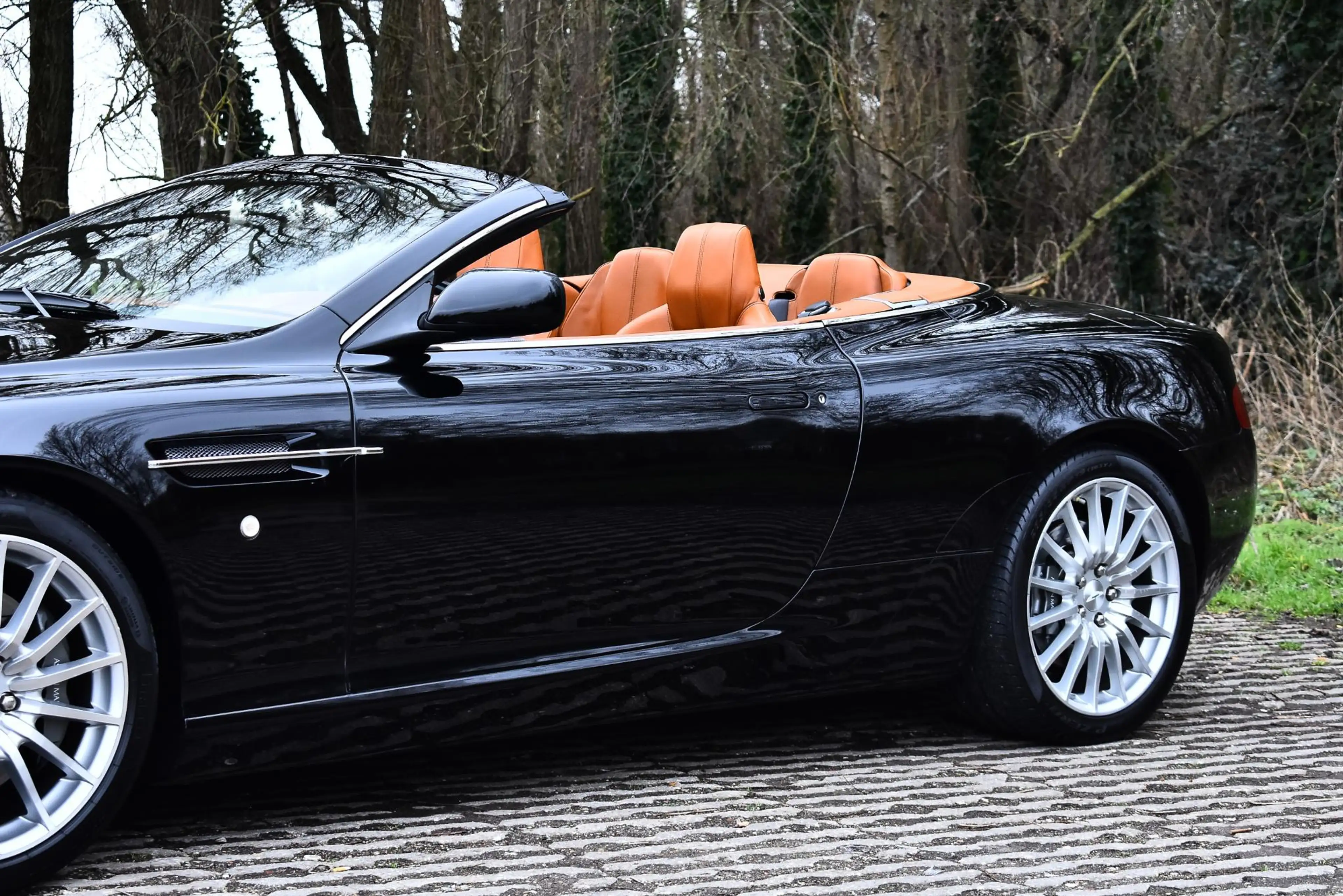 Aston Martin DB9 Volante Convertible 5.9 V12 455 HP Touchtronic — photo 6
