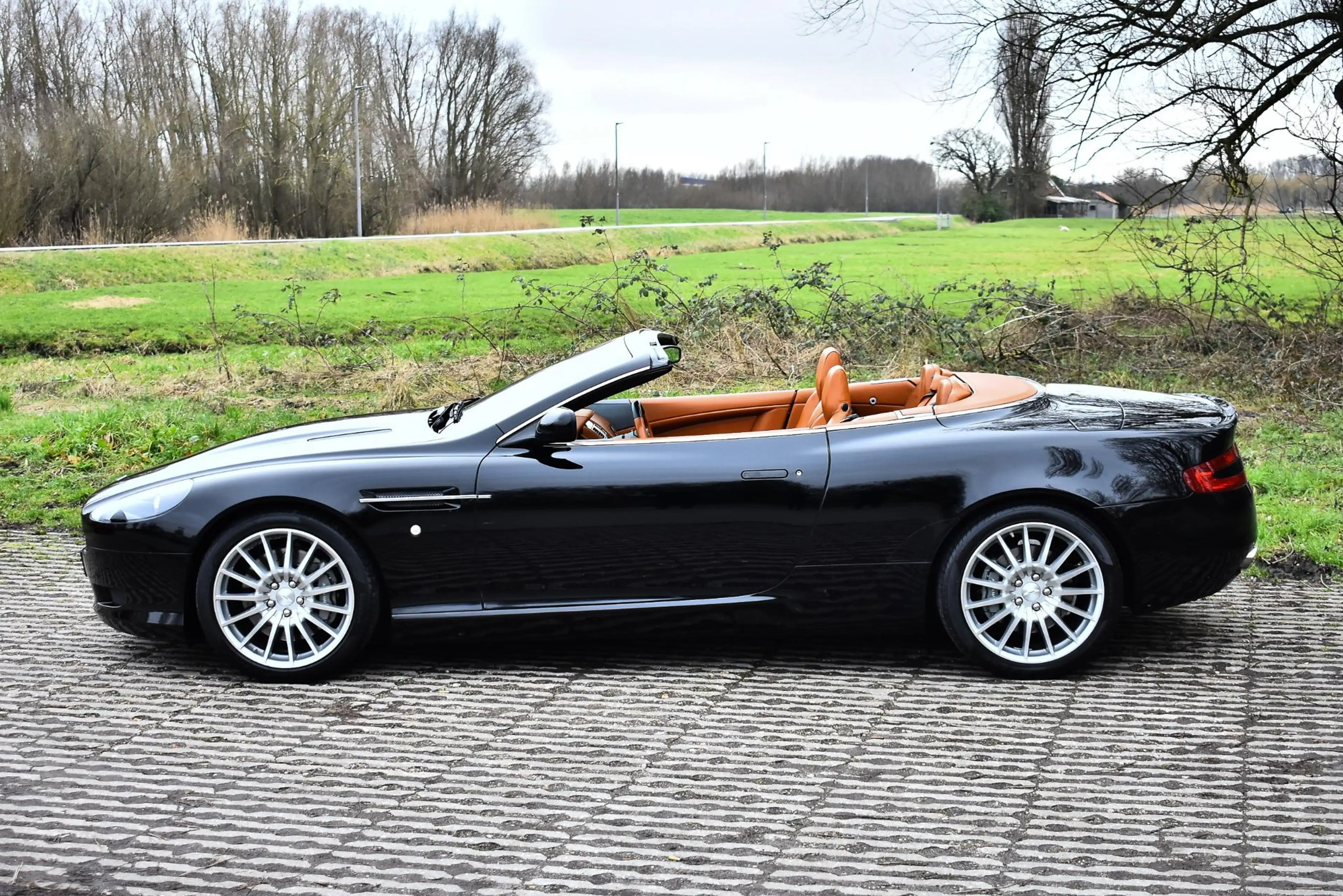 Aston Martin DB9 Volante Convertible 5.9 V12 455 HP Touchtronic — photo 5